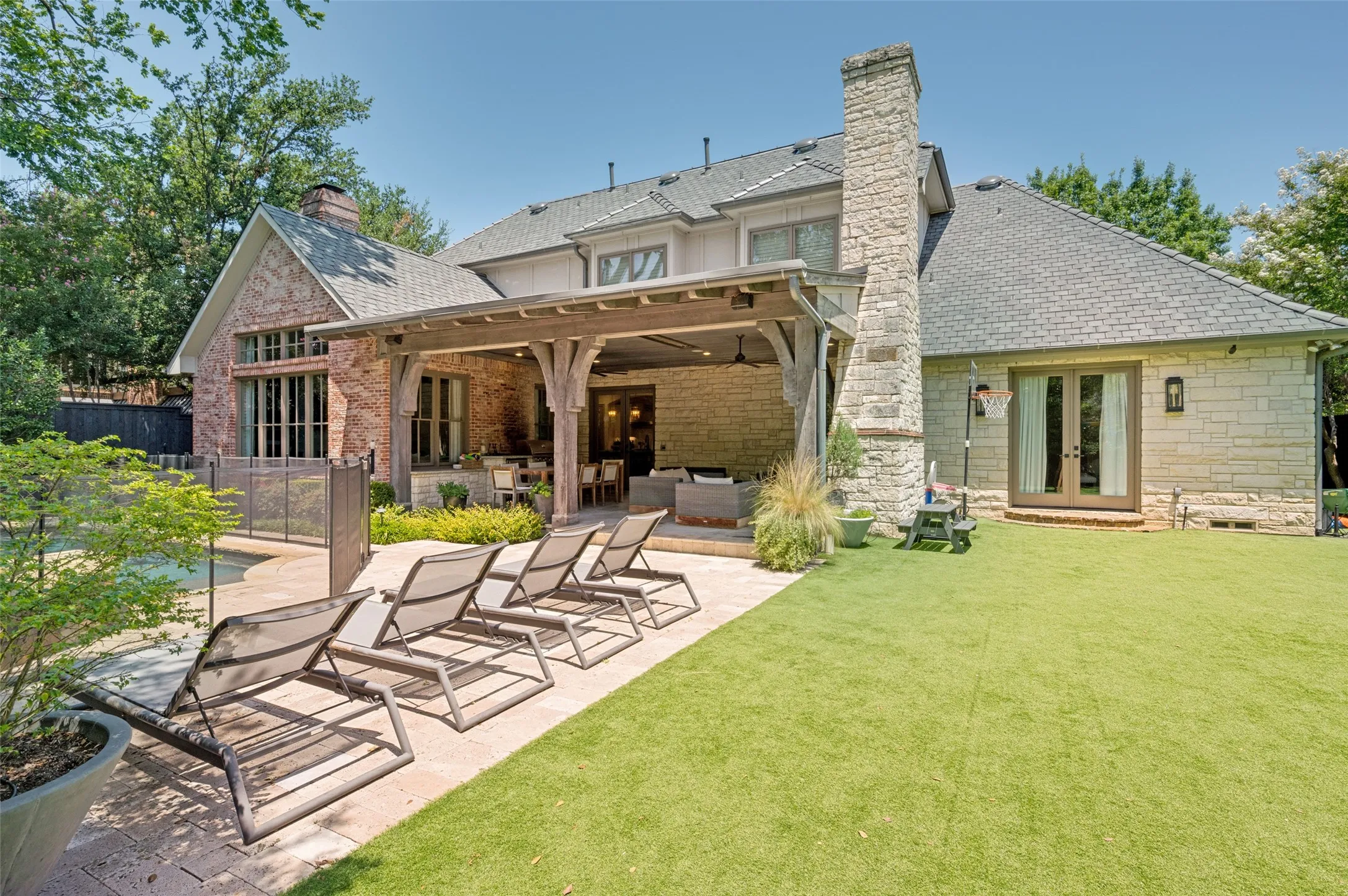 Single Family Residence For Sale in Dallas County , 5638 Greenbrier Drive, Dallas, Texas 75209, 4 Bedroom, 5 Bathroom, 2 Garage spaces, 4,465 Sqft, built in 2006, mls#21348200, Real Estate Agent in Dallas, Homes For Sale in Dallas county, Homes For Sale in Dallas, Realtor in Dallas Texas, Real Estate Brokerage Independent Realty Texas, Luminita Cordes Realtor