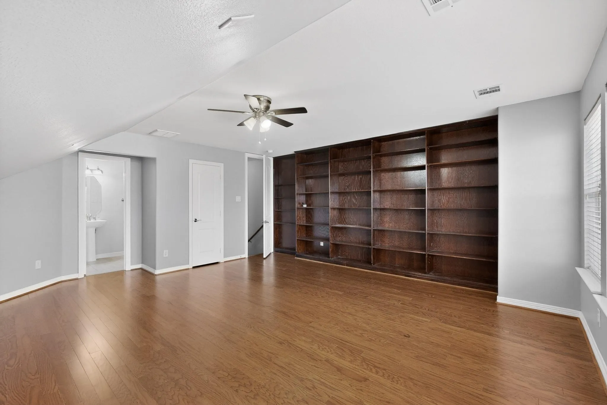 Single Family Residence For Rent in Dallas County , 100 Shumard Court, Irving, Texas 75063, 4 Bedroom, 3 Bathroom, 2 Garage spaces, 2,946 Sqft, built in 1998, mls#21348249, Real Estate Agent in Irving, Homes For Rent in Dallas county, Homes For Rent in Irving, Realtor in Irving Texas, Real Estate Brokerage Independent Realty Texas, Luminita Cordes Realtor