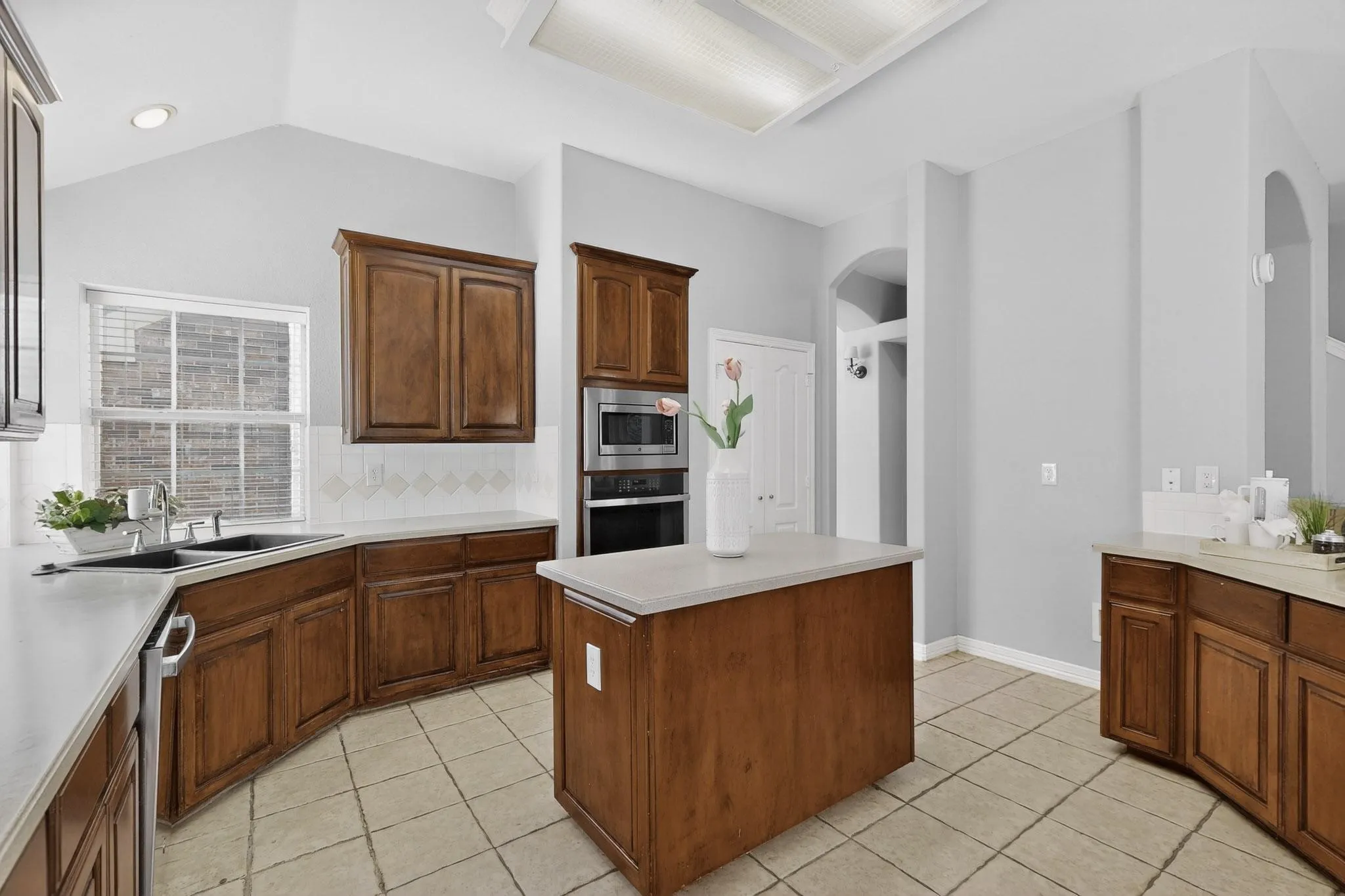 Single Family Residence For Rent in Dallas County , 100 Shumard Court, Irving, Texas 75063, 4 Bedroom, 3 Bathroom, 2 Garage spaces, 2,946 Sqft, built in 1998, mls#21348249, Real Estate Agent in Irving, Homes For Rent in Dallas county, Homes For Rent in Irving, Realtor in Irving Texas, Real Estate Brokerage Independent Realty Texas, Luminita Cordes Realtor