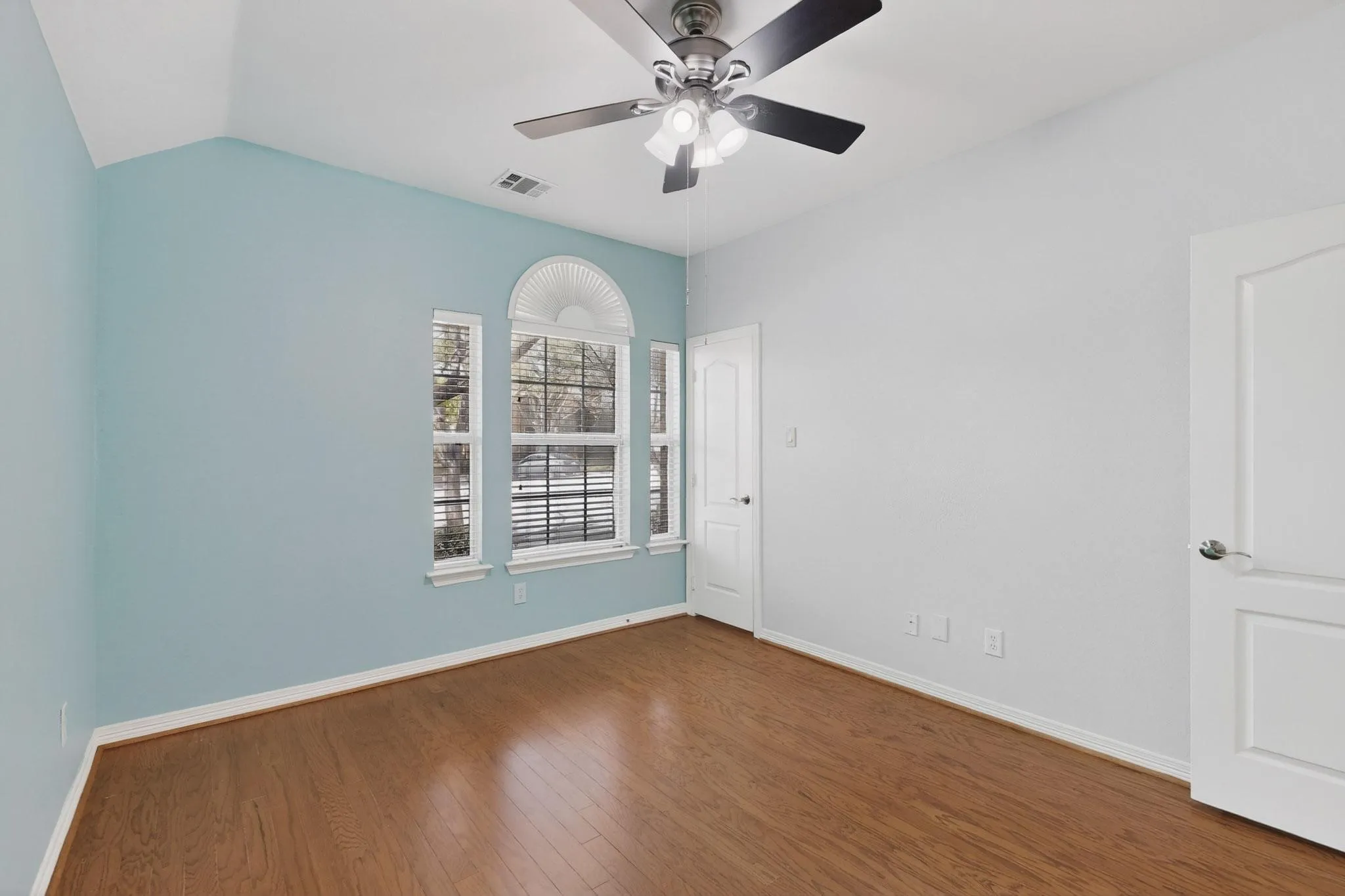 Single Family Residence For Rent in Dallas County , 100 Shumard Court, Irving, Texas 75063, 4 Bedroom, 3 Bathroom, 2 Garage spaces, 2,946 Sqft, built in 1998, mls#21348249, Real Estate Agent in Irving, Homes For Rent in Dallas county, Homes For Rent in Irving, Realtor in Irving Texas, Real Estate Brokerage Independent Realty Texas, Luminita Cordes Realtor