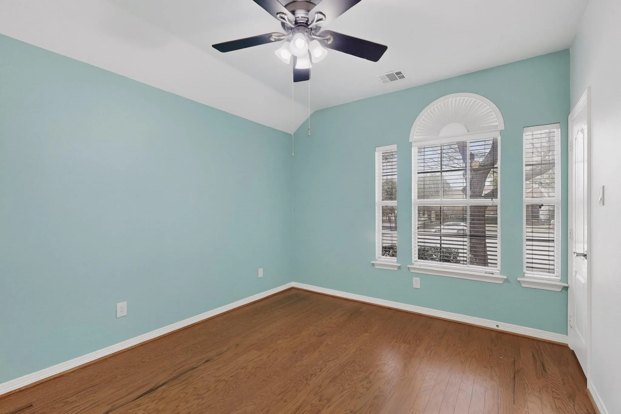 Single Family Residence For Rent in Dallas County , 100 Shumard Court, Irving, Texas 75063, 4 Bedroom, 3 Bathroom, 2 Garage spaces, 2,946 Sqft, built in 1998, mls#21348249, Real Estate Agent in Irving, Homes For Rent in Dallas county, Homes For Rent in Irving, Realtor in Irving Texas, Real Estate Brokerage Independent Realty Texas, Luminita Cordes Realtor