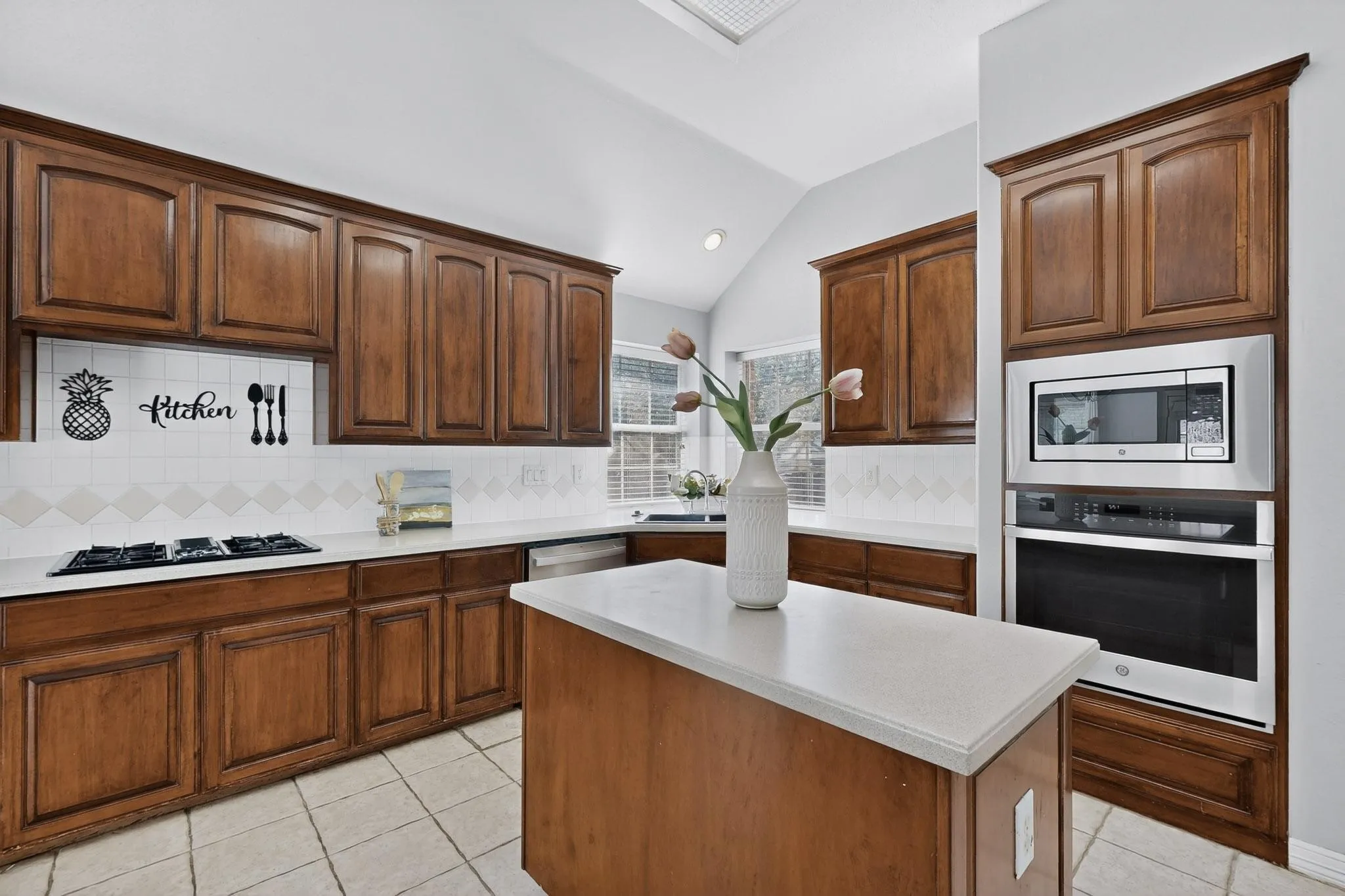Single Family Residence For Rent in Dallas County , 100 Shumard Court, Irving, Texas 75063, 4 Bedroom, 3 Bathroom, 2 Garage spaces, 2,946 Sqft, built in 1998, mls#21348249, Real Estate Agent in Irving, Homes For Rent in Dallas county, Homes For Rent in Irving, Realtor in Irving Texas, Real Estate Brokerage Independent Realty Texas, Luminita Cordes Realtor