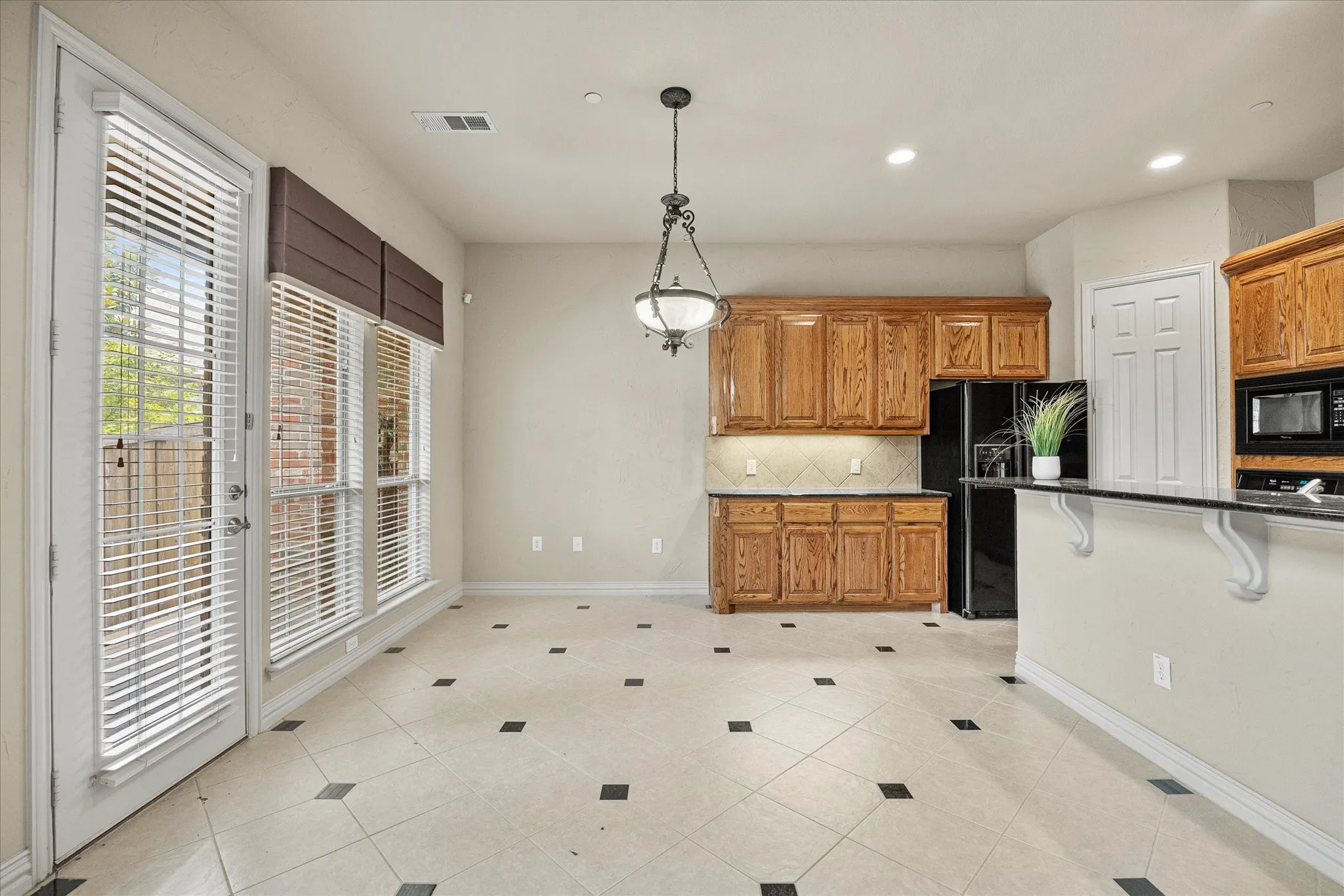Townhouse For Sale in Collin County , 2356 Chelsea Drive, Frisco, Texas 75034, 3 Bedroom, 3 Bathroom, 2 Garage spaces, 2,414 Sqft, built in 2002, mls#21336475, Real Estate Agent in Frisco, Homes For Sale in Collin county, Homes For Sale in Frisco, Realtor in Frisco Texas, Real Estate Brokerage Independent Realty Texas, Luminita Cordes Realtor