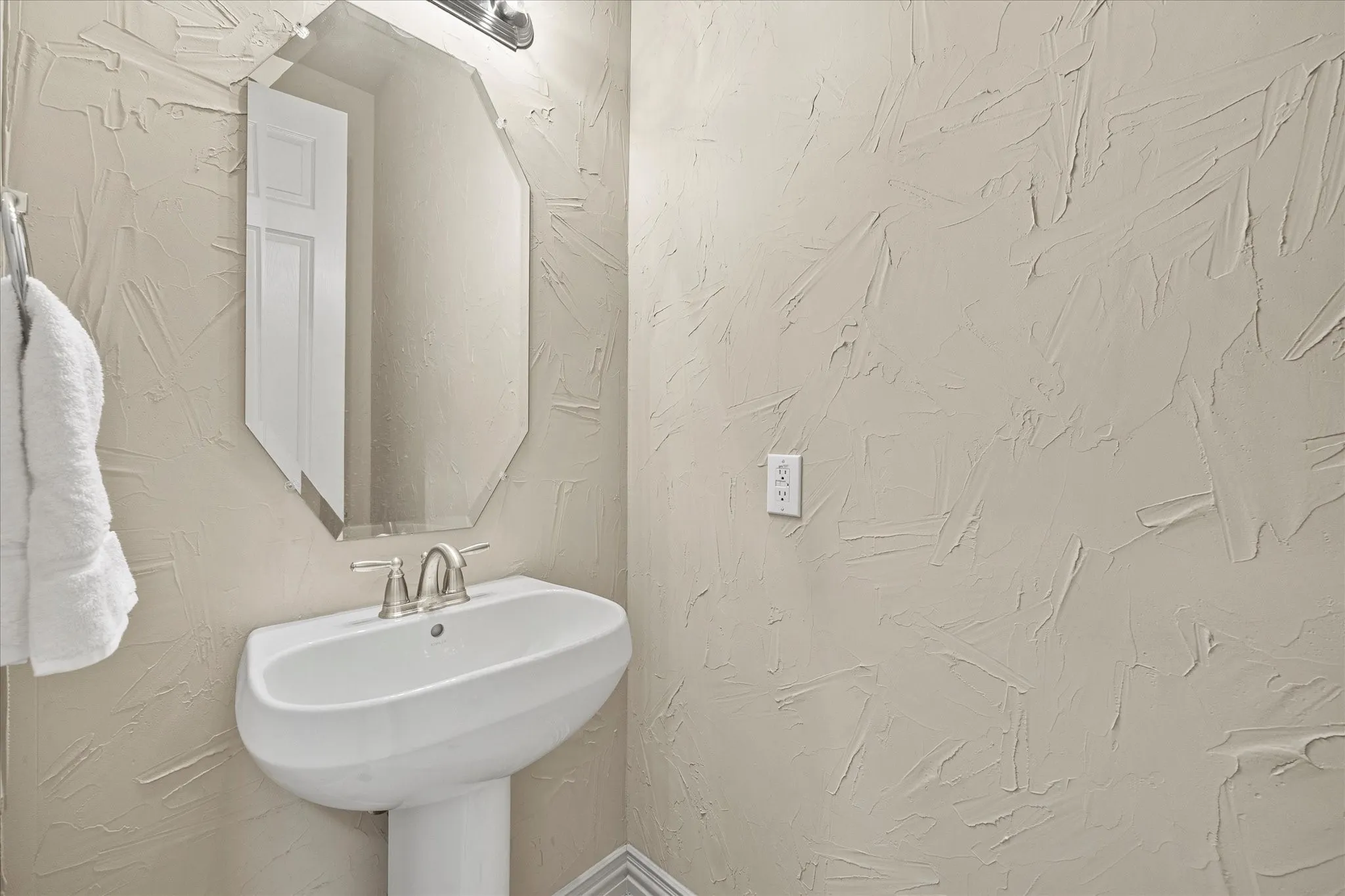 Townhouse For Sale in Collin County , 2356 Chelsea Drive, Frisco, Texas 75034, 3 Bedroom, 3 Bathroom, 2 Garage spaces, 2,414 Sqft, built in 2002, mls#21336475, Real Estate Agent in Frisco, Homes For Sale in Collin county, Homes For Sale in Frisco, Realtor in Frisco Texas, Real Estate Brokerage Independent Realty Texas, Luminita Cordes Realtor