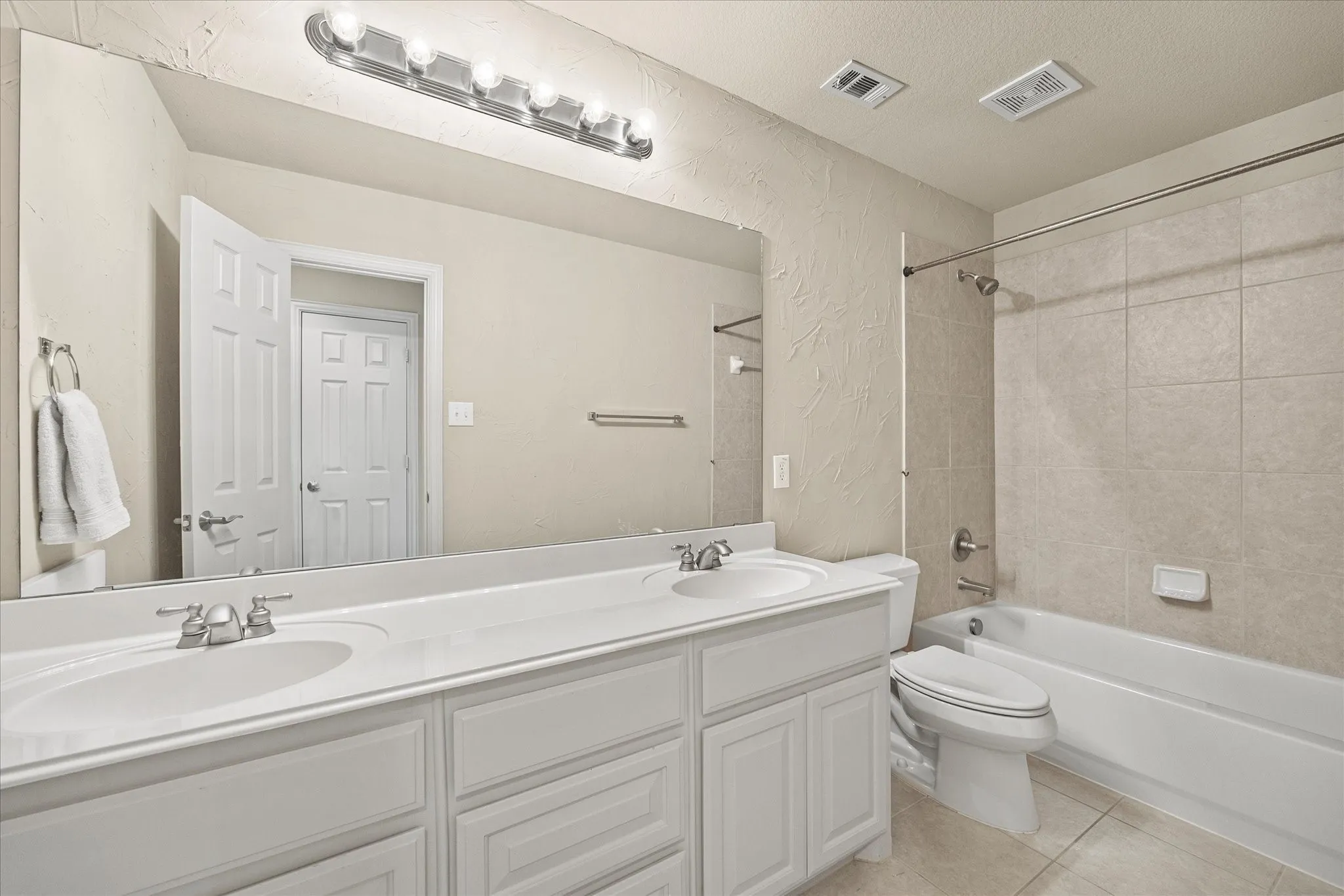 Townhouse For Sale in Collin County , 2356 Chelsea Drive, Frisco, Texas 75034, 3 Bedroom, 3 Bathroom, 2 Garage spaces, 2,414 Sqft, built in 2002, mls#21336475, Real Estate Agent in Frisco, Homes For Sale in Collin county, Homes For Sale in Frisco, Realtor in Frisco Texas, Real Estate Brokerage Independent Realty Texas, Luminita Cordes Realtor