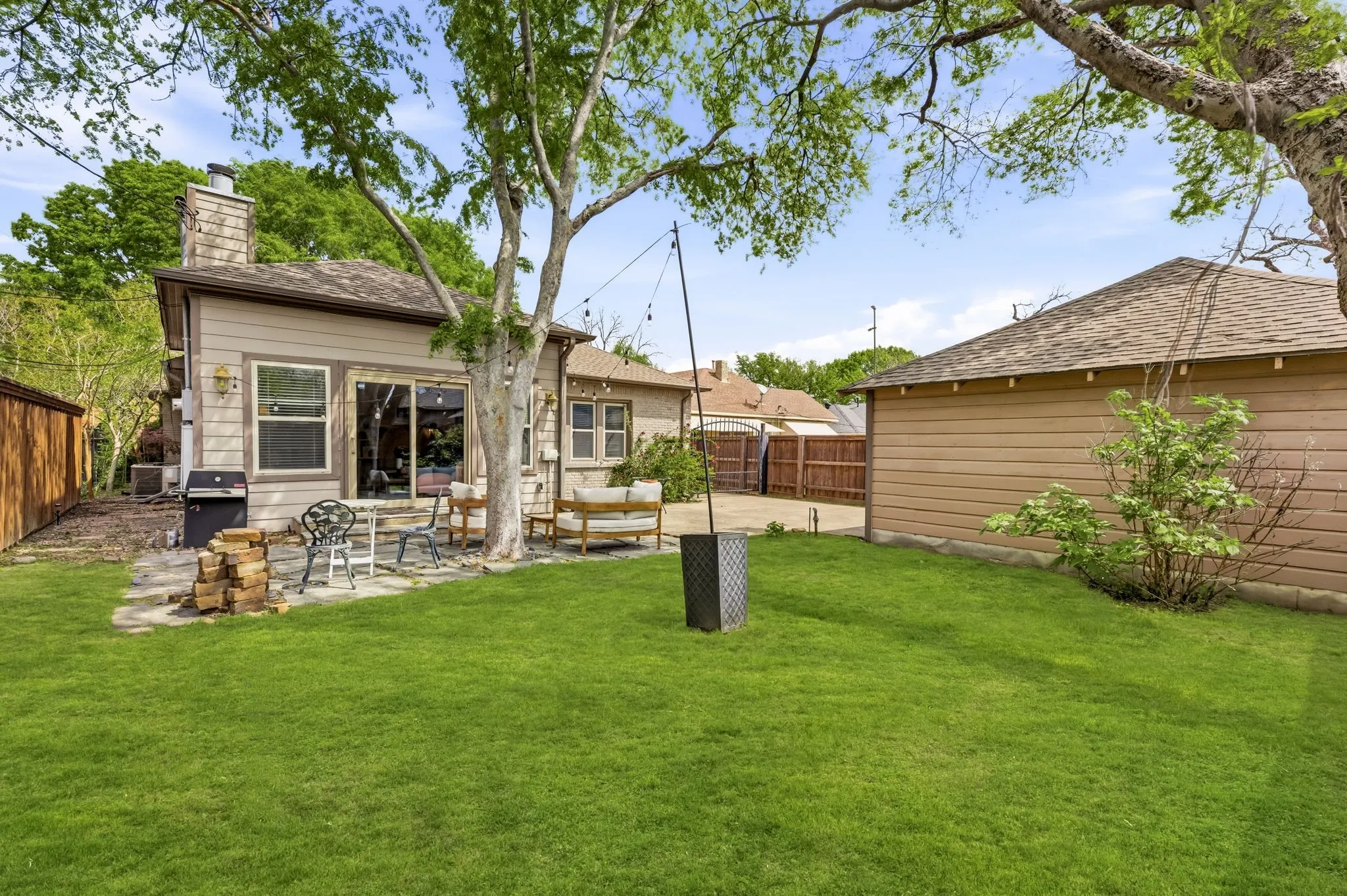Single Family Residence For Sale in Dallas County , 907 Monte Vista Drive, Dallas, Texas 75223, 3 Bedroom, 2 Bathroom, 2 Garage spaces, 2,052 Sqft, built in 1945, mls#21348271, Real Estate Agent in Dallas, Homes For Sale in Dallas county, Homes For Sale in Dallas, Realtor in Dallas Texas, Real Estate Brokerage Independent Realty Texas, Luminita Cordes Realtor