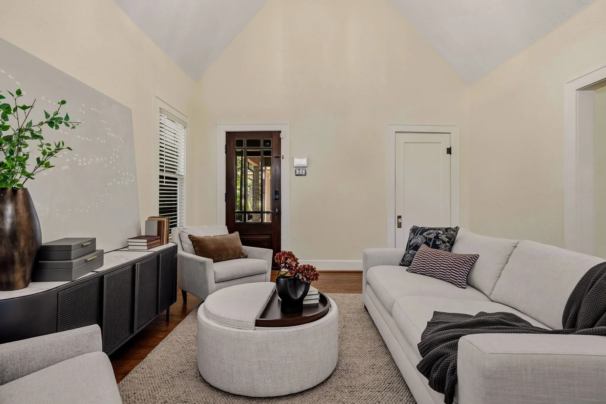 Single Family Residence For Sale in Dallas County , 907 Monte Vista Drive, Dallas, Texas 75223, 3 Bedroom, 2 Bathroom, 2 Garage spaces, 2,052 Sqft, built in 1945, mls#21348271, Real Estate Agent in Dallas, Homes For Sale in Dallas county, Homes For Sale in Dallas, Realtor in Dallas Texas, Real Estate Brokerage Independent Realty Texas, Luminita Cordes Realtor