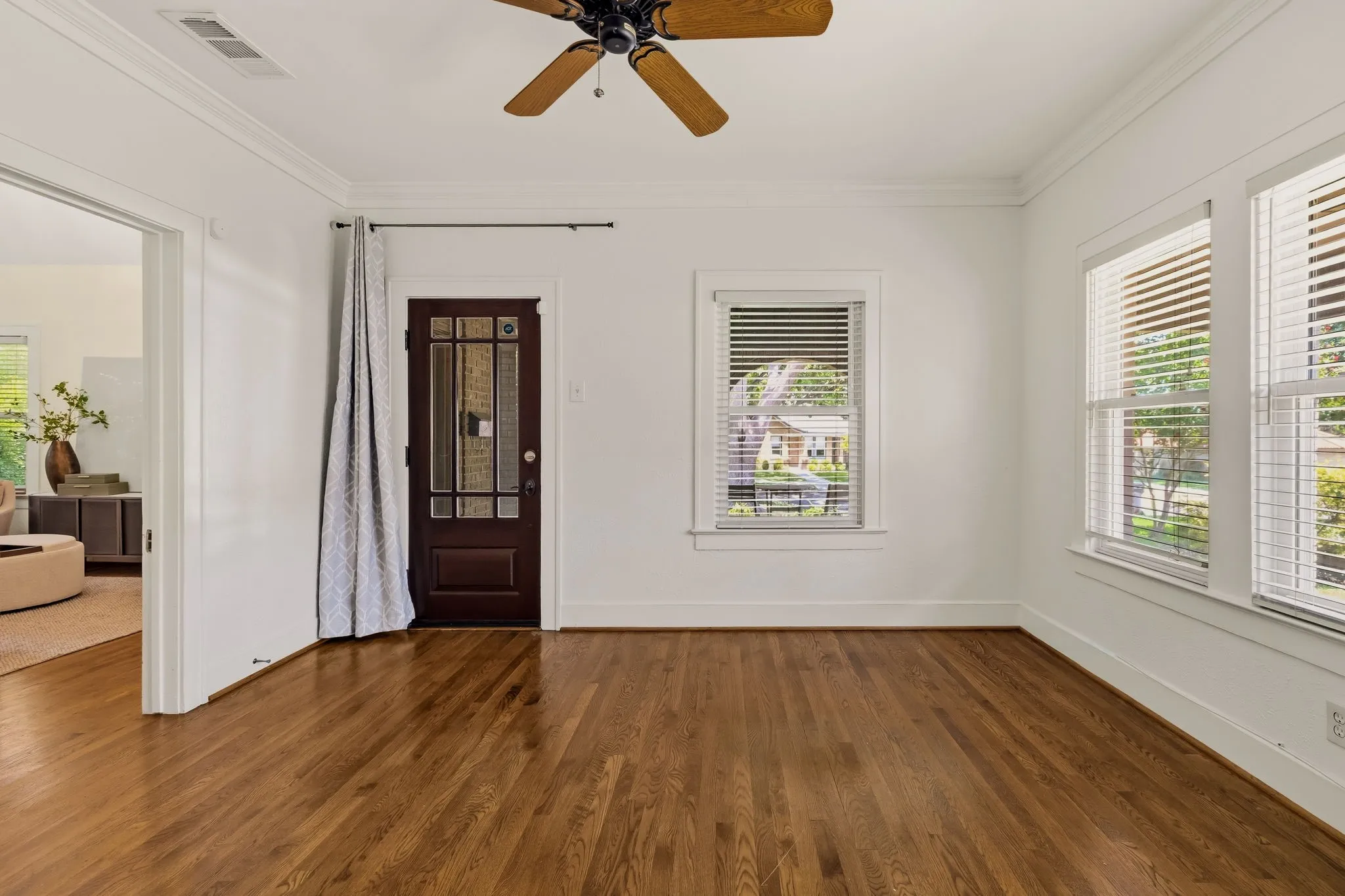 Single Family Residence For Sale in Dallas County , 907 Monte Vista Drive, Dallas, Texas 75223, 3 Bedroom, 2 Bathroom, 2 Garage spaces, 2,052 Sqft, built in 1945, mls#21348271, Real Estate Agent in Dallas, Homes For Sale in Dallas county, Homes For Sale in Dallas, Realtor in Dallas Texas, Real Estate Brokerage Independent Realty Texas, Luminita Cordes Realtor