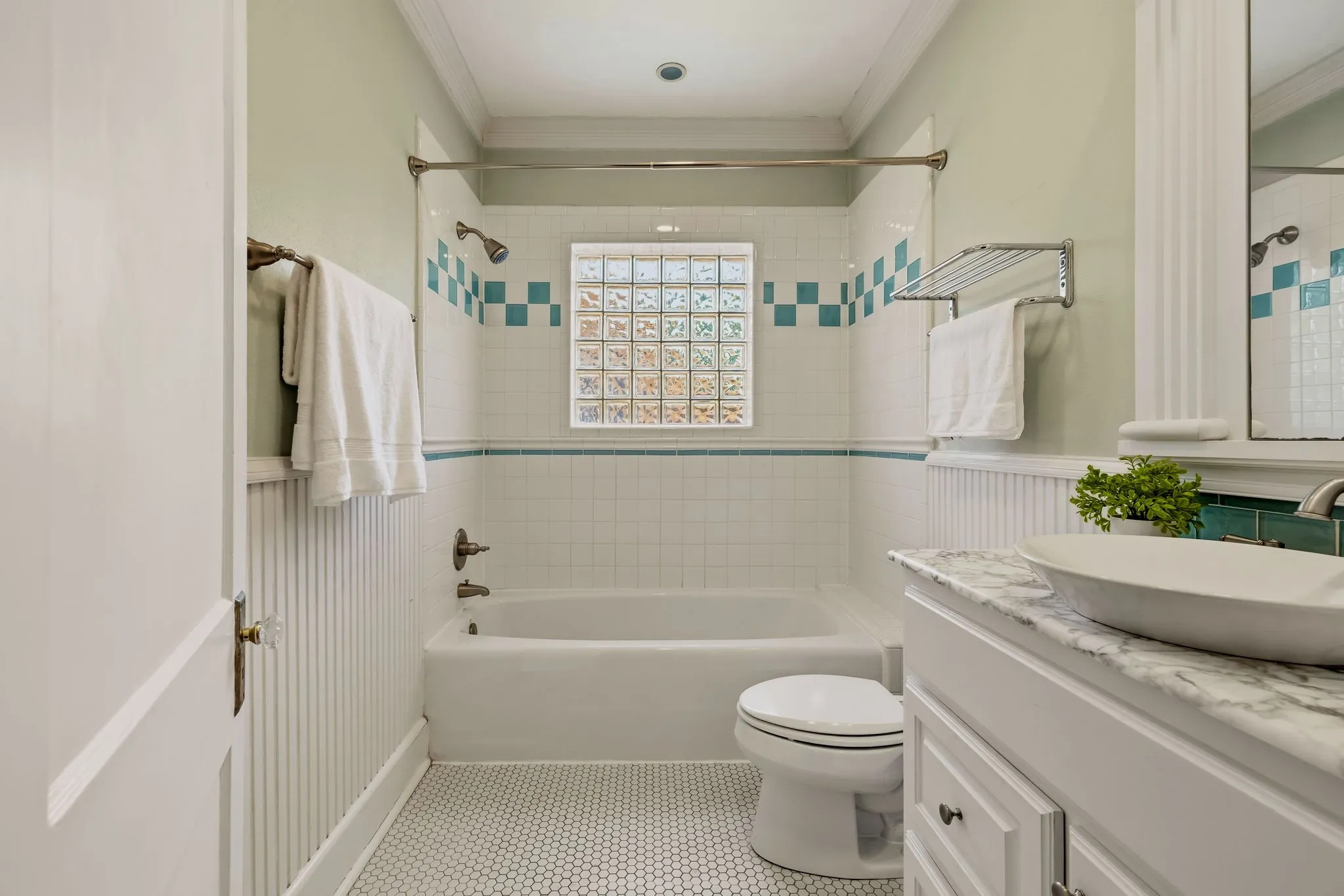 Single Family Residence For Sale in Dallas County , 907 Monte Vista Drive, Dallas, Texas 75223, 3 Bedroom, 2 Bathroom, 2 Garage spaces, 2,052 Sqft, built in 1945, mls#21348271, Real Estate Agent in Dallas, Homes For Sale in Dallas county, Homes For Sale in Dallas, Realtor in Dallas Texas, Real Estate Brokerage Independent Realty Texas, Luminita Cordes Realtor