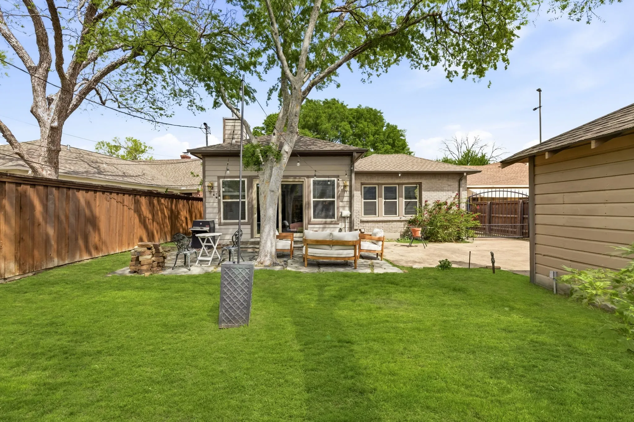 Single Family Residence For Sale in Dallas County , 907 Monte Vista Drive, Dallas, Texas 75223, 3 Bedroom, 2 Bathroom, 2 Garage spaces, 2,052 Sqft, built in 1945, mls#21348271, Real Estate Agent in Dallas, Homes For Sale in Dallas county, Homes For Sale in Dallas, Realtor in Dallas Texas, Real Estate Brokerage Independent Realty Texas, Luminita Cordes Realtor