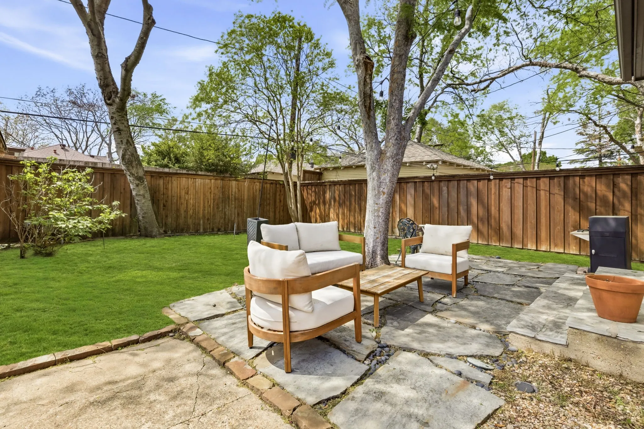 Single Family Residence For Sale in Dallas County , 907 Monte Vista Drive, Dallas, Texas 75223, 3 Bedroom, 2 Bathroom, 2 Garage spaces, 2,052 Sqft, built in 1945, mls#21348271, Real Estate Agent in Dallas, Homes For Sale in Dallas county, Homes For Sale in Dallas, Realtor in Dallas Texas, Real Estate Brokerage Independent Realty Texas, Luminita Cordes Realtor