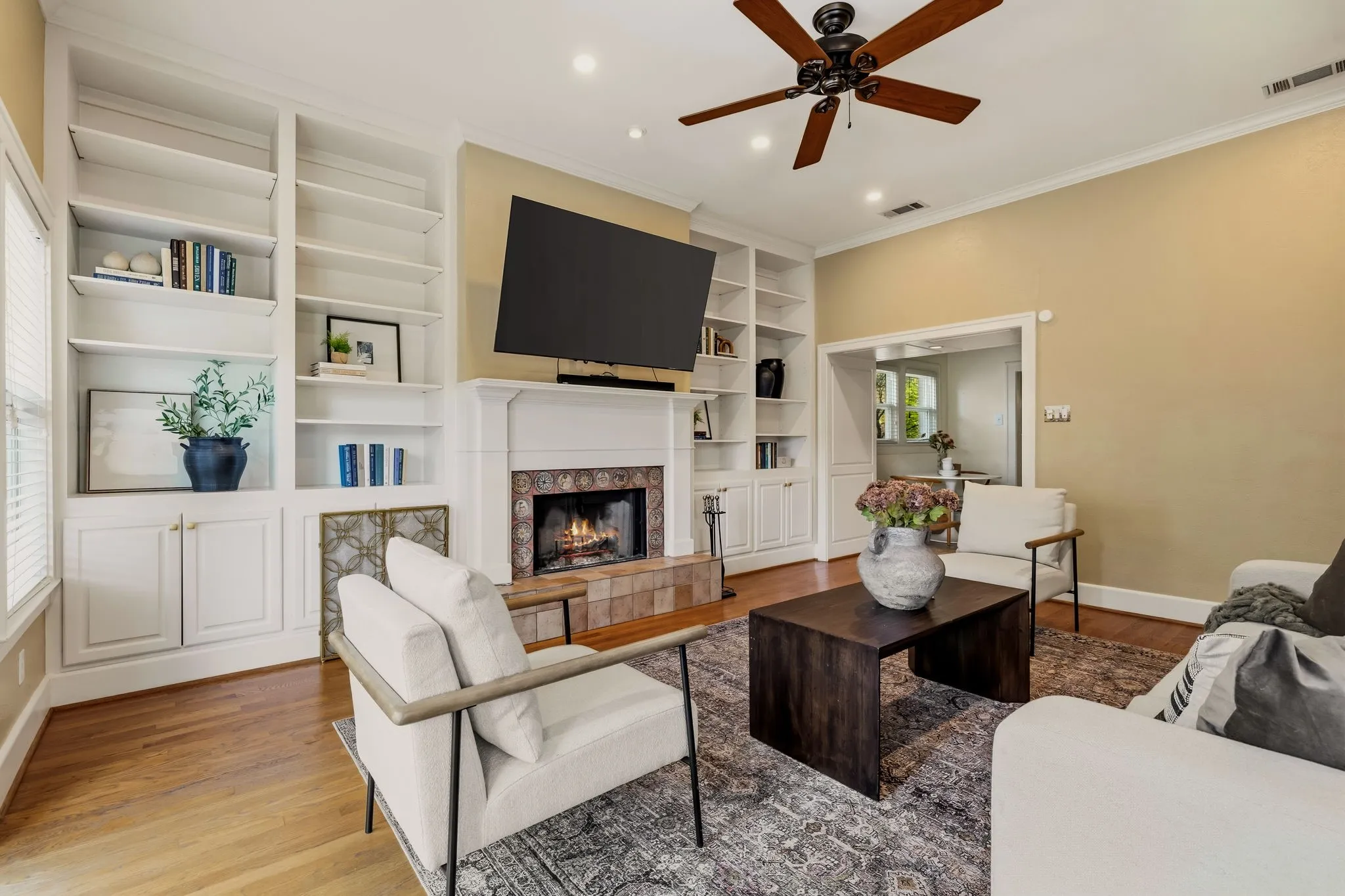 Single Family Residence For Sale in Dallas County , 907 Monte Vista Drive, Dallas, Texas 75223, 3 Bedroom, 2 Bathroom, 2 Garage spaces, 2,052 Sqft, built in 1945, mls#21348271, Real Estate Agent in Dallas, Homes For Sale in Dallas county, Homes For Sale in Dallas, Realtor in Dallas Texas, Real Estate Brokerage Independent Realty Texas, Luminita Cordes Realtor