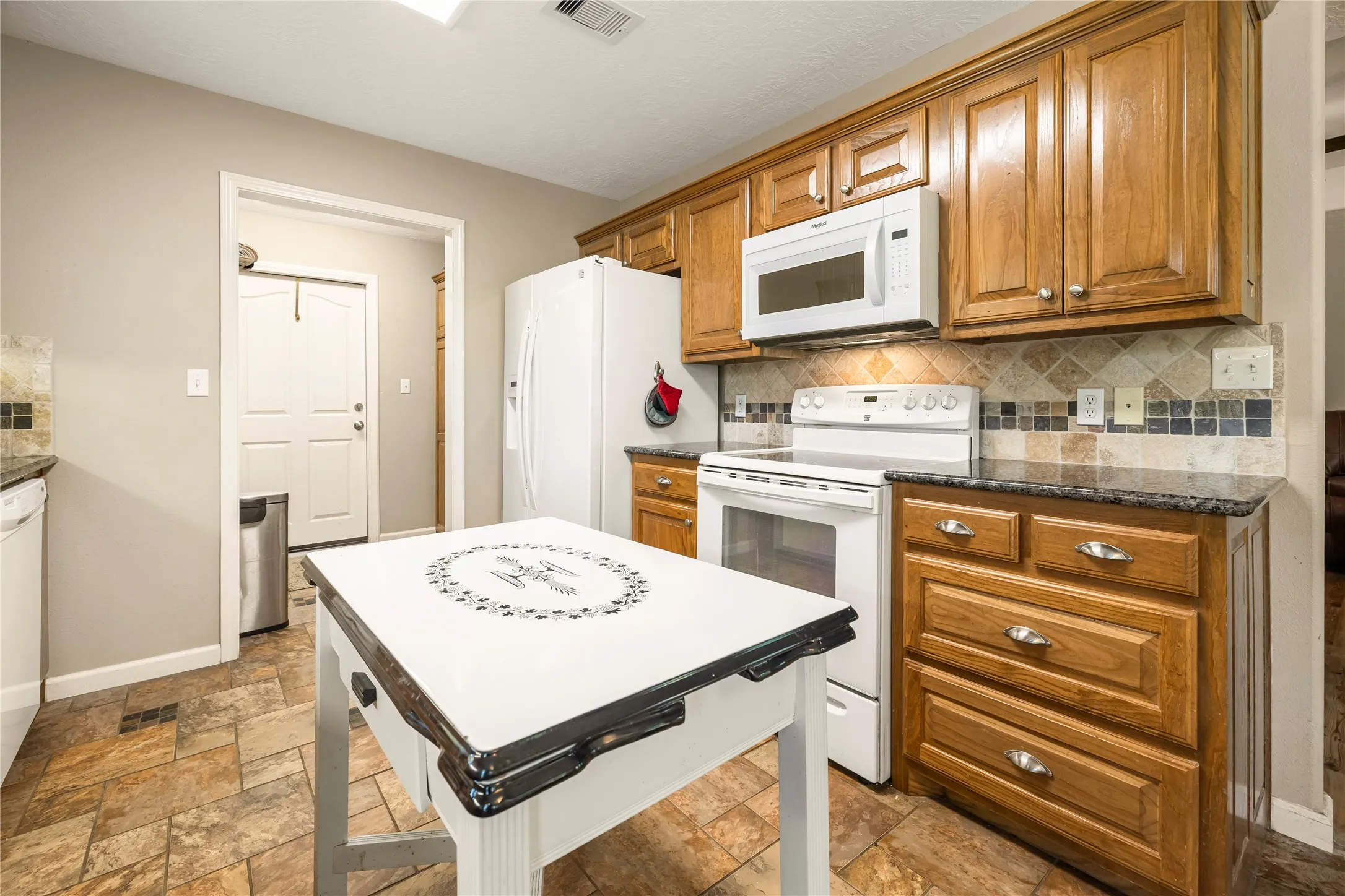 Single Family Residence For Sale in Wood County , 780 S Fm 17, Alba, Texas 75410, 3 Bedroom, 2 Bathroom, 2 Garage spaces, 1,648 Sqft, built in 2013, mls#21347908, Real Estate Agent in Alba, Homes For Sale in Wood county, Homes For Sale in Alba, Realtor in Alba Texas, Real Estate Brokerage Independent Realty Texas, Luminita Cordes Realtor