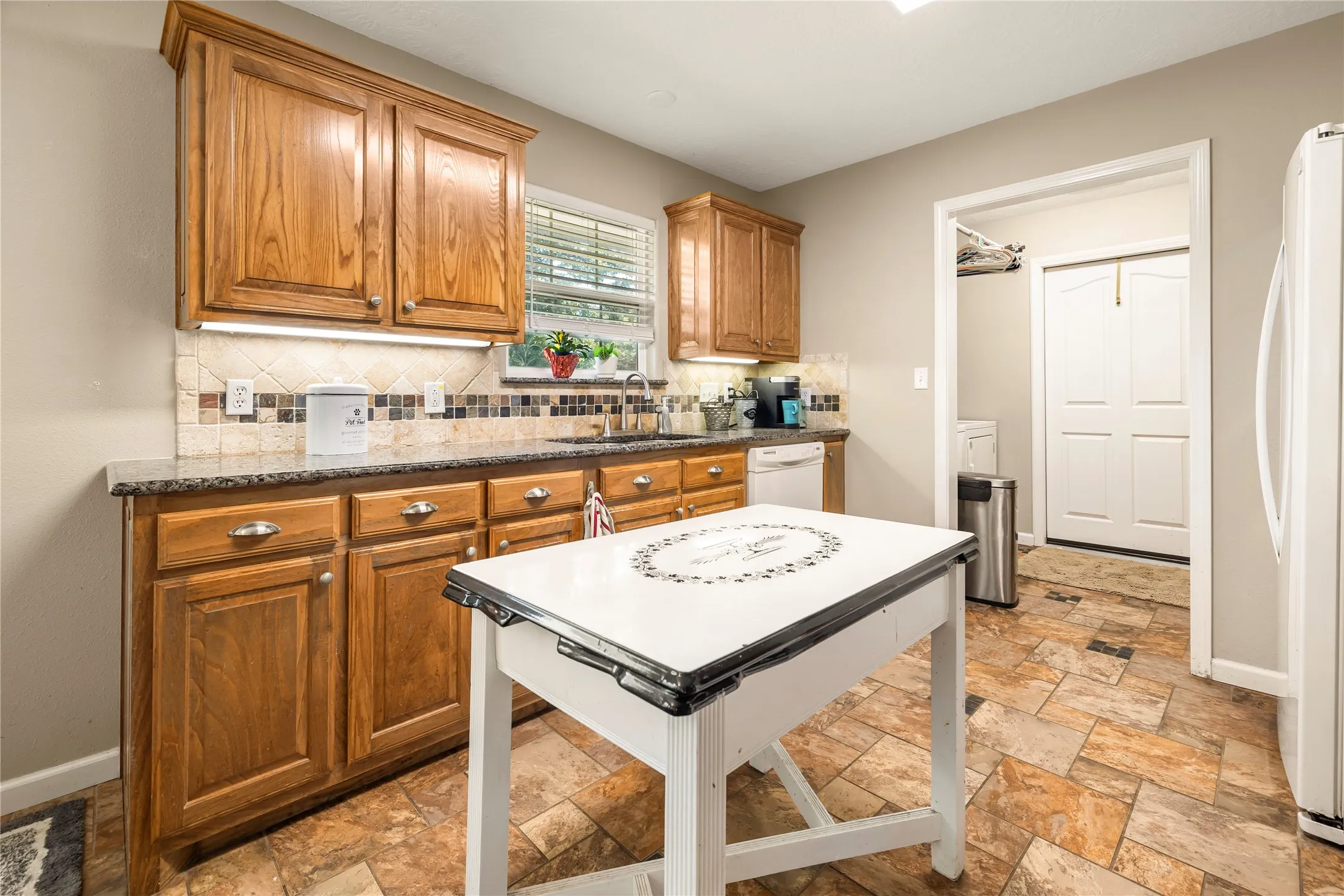 Single Family Residence For Sale in Wood County , 780 S Fm 17, Alba, Texas 75410, 3 Bedroom, 2 Bathroom, 2 Garage spaces, 1,648 Sqft, built in 2013, mls#21347908, Real Estate Agent in Alba, Homes For Sale in Wood county, Homes For Sale in Alba, Realtor in Alba Texas, Real Estate Brokerage Independent Realty Texas, Luminita Cordes Realtor