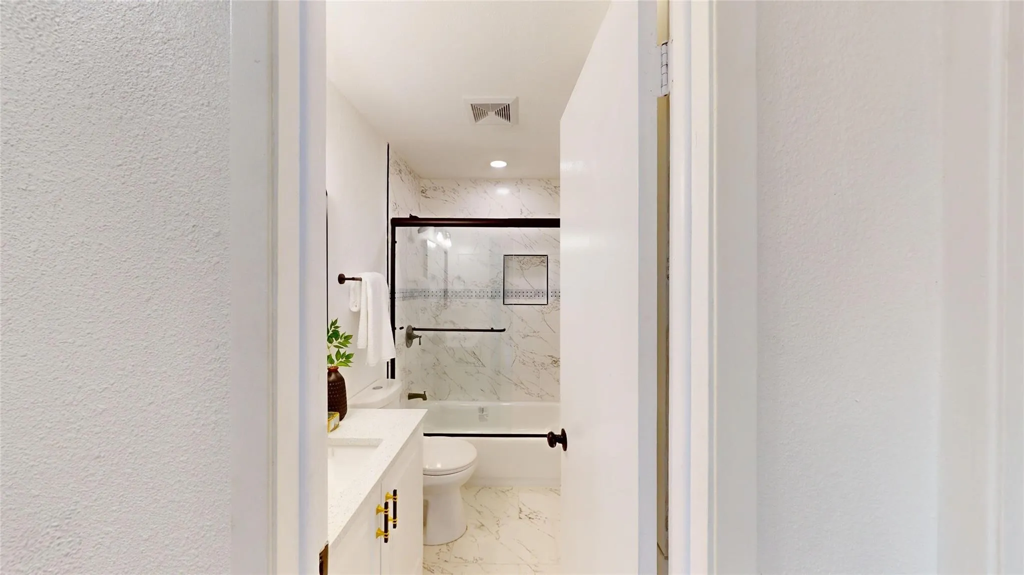 Single Family Residence For Rent in Dallas County , 4122 Victoria Street, Irving, Texas 75062, 3 Bedroom, 2 Bathroom, 2 Garage spaces, 1,579 Sqft, built in 1965, mls#21348294, Real Estate Agent in Irving, Homes For Rent in Dallas county, Homes For Rent in Irving, Realtor in Irving Texas, Real Estate Brokerage Independent Realty Texas, Luminita Cordes Realtor