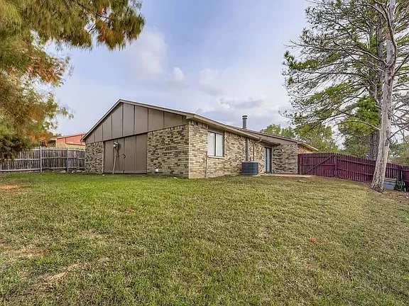 Single Family Residence For Sale in Tarrant County , 2001 Newbury Drive, Arlington, Texas 76014, 4 Bedroom, 2 Bathroom, 2 Garage spaces, 1,631 Sqft, built in 1979, mls#21347975, Real Estate Agent in Arlington, Homes For Sale in Tarrant county, Homes For Sale in Arlington, Realtor in Arlington Texas, Real Estate Brokerage Independent Realty Texas, Luminita Cordes Realtor