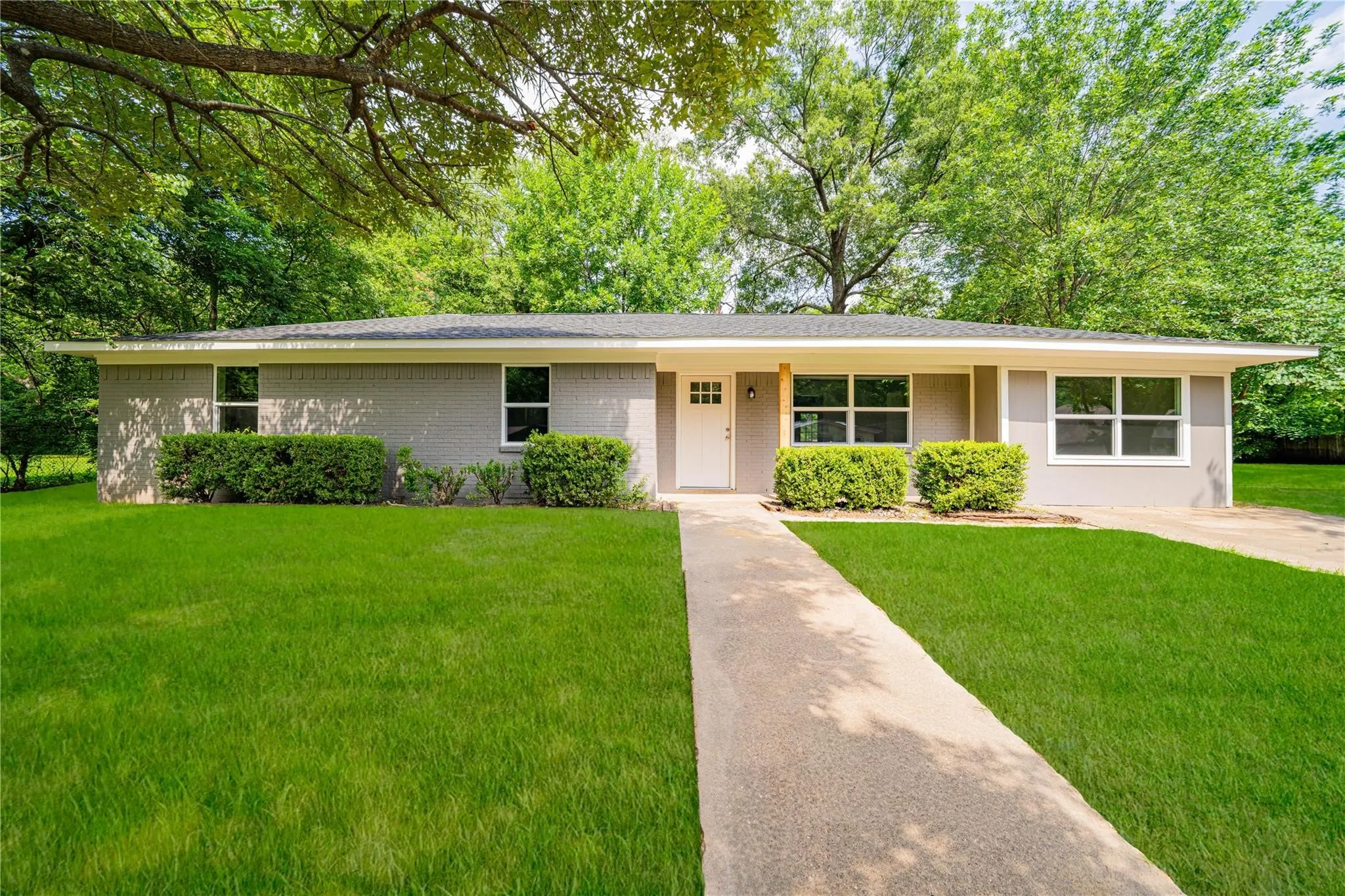Single Family Residence For Rent in Titus County , 1109 Booker Avenue, Mt Pleasant, Texas 75455, 3 Bedroom, 2 Bathroom, Garage spaces, 1,593 Sqft, built in 1971, mls#21348286, Real Estate Agent in Mt Pleasant, Homes For Rent in Titus county, Homes For Rent in Mt Pleasant, Realtor in Mt Pleasant Texas, Real Estate Brokerage Independent Realty Texas, Luminita Cordes Realtor