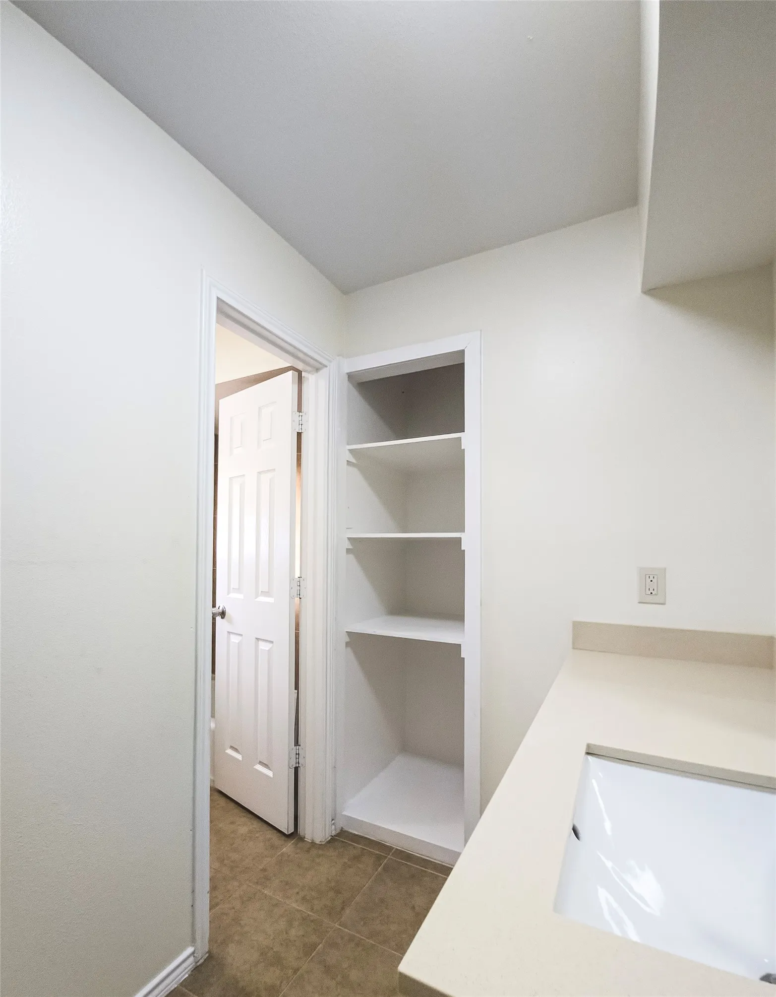 Single Family Residence For Rent in Dallas County , 7618 Thistle Lane, Dallas, Texas 75240, 3 Bedroom, 2 Bathroom, 1 Garage spaces, 1,590 Sqft, built in 1969, Price $2,400, mls#21348145, Real Estate Agent in Dallas, Homes For Rent in Dallas county, Homes For Rent in Dallas, Realtor in Dallas Texas, Real Estate Brokerage Independent Realty Texas, Luminita Cordes Realtor