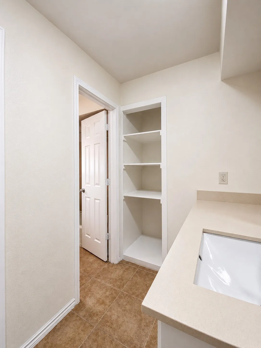Single Family Residence For Rent in Dallas County , 7618 Thistle Lane, Dallas, Texas 75240, 3 Bedroom, 2 Bathroom, 1 Garage spaces, 1,590 Sqft, built in 1969, Price $2,400, mls#21348145, Real Estate Agent in Dallas, Homes For Rent in Dallas county, Homes For Rent in Dallas, Realtor in Dallas Texas, Real Estate Brokerage Independent Realty Texas, Luminita Cordes Realtor