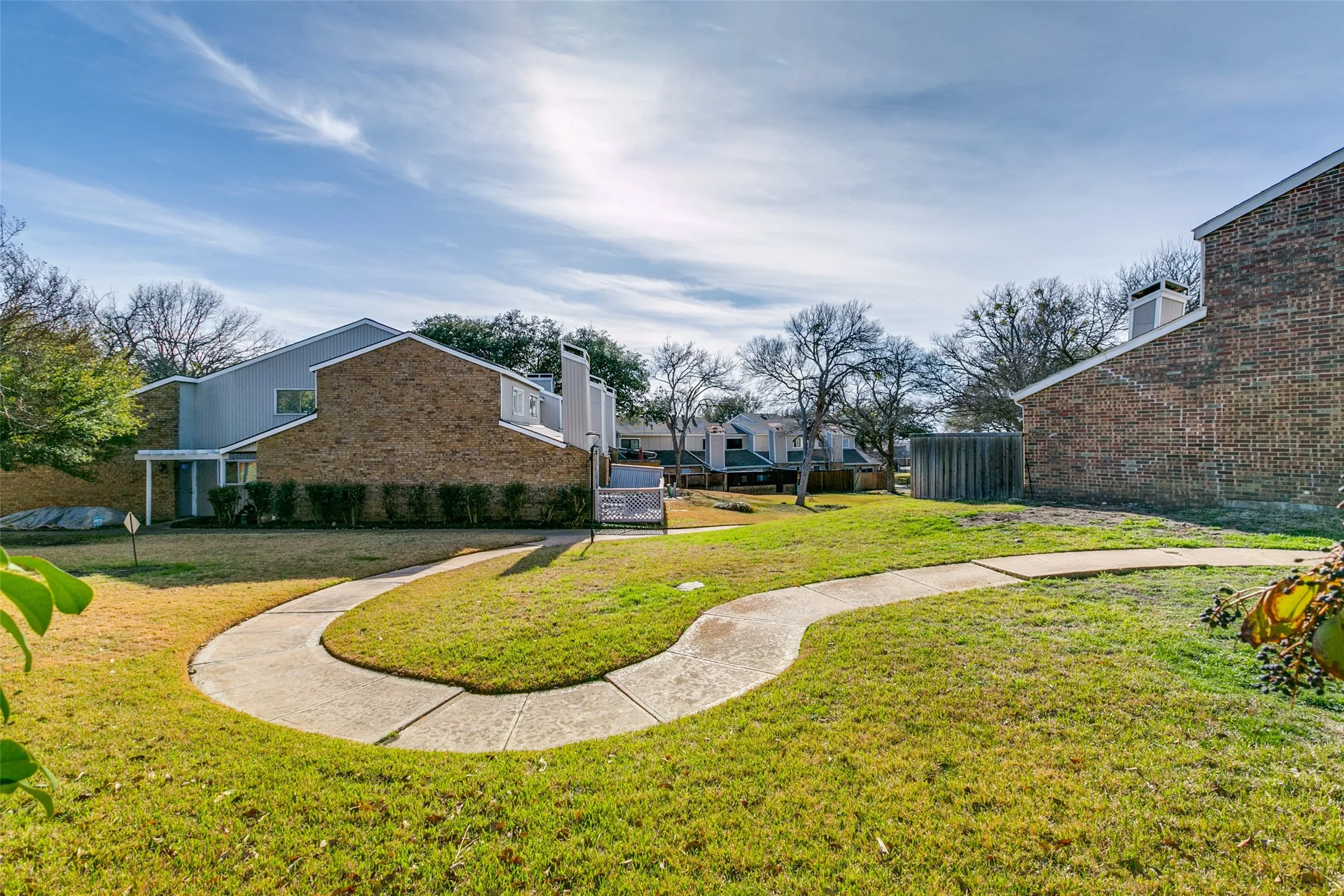 Townhouse For Sale in Dallas County , 2112 Misty Meadow Court, Carrollton, Texas 75006, 2 Bedrooms, 3 Bathrooms, 1 Garage spaces, 1,850 Sqft, built in 1979, Price $327,500, mls#21348318, Real Estate Agent in Carrollton, Homes For Sale in Dallas county, Homes For Sale in Carrollton, Realtor in Carrollton Texas, Real Estate Brokerage Independent Realty Texas, Luminita Cordes Realtor