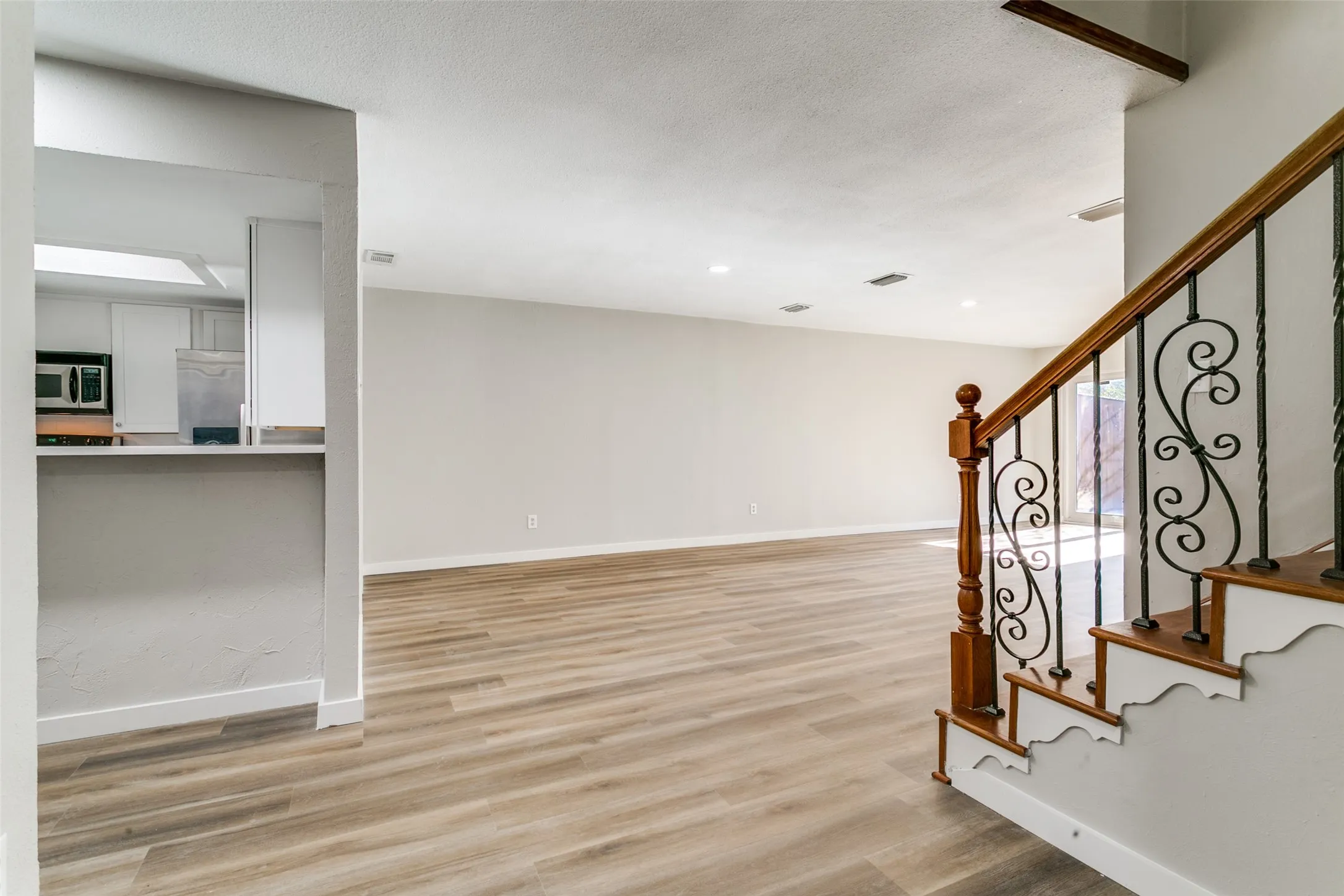 Townhouse For Sale in Dallas County , 2112 Misty Meadow Court, Carrollton, Texas 75006, 2 Bedrooms, 3 Bathrooms, 1 Garage spaces, 1,850 Sqft, built in 1979, Price $327,500, mls#21348318, Real Estate Agent in Carrollton, Homes For Sale in Dallas county, Homes For Sale in Carrollton, Realtor in Carrollton Texas, Real Estate Brokerage Independent Realty Texas, Luminita Cordes Realtor
