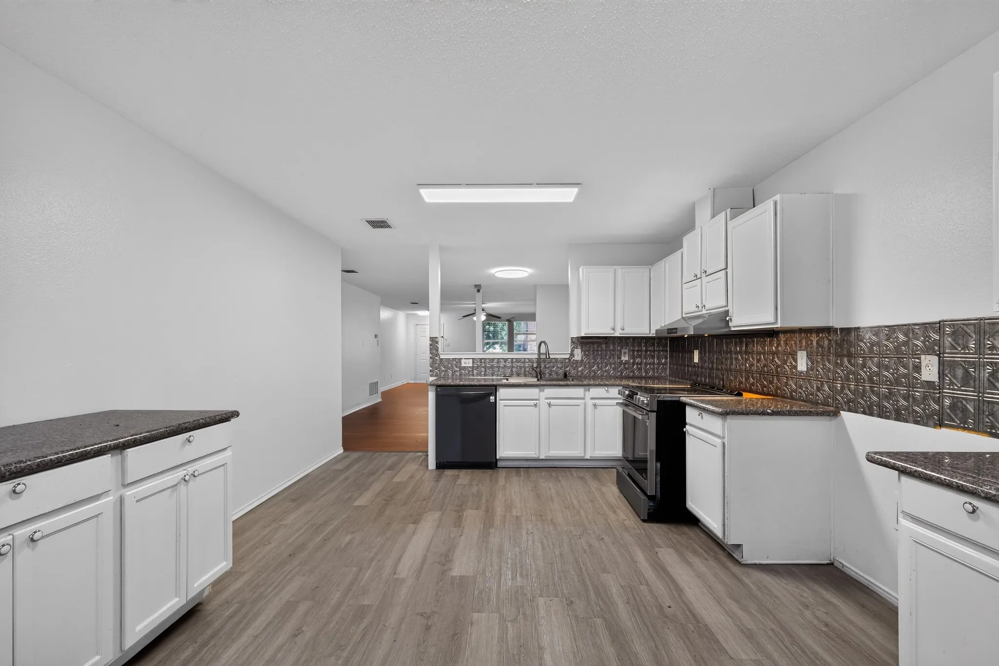 Single Family Residence For Rent in Tarrant County , 5416 Temecula Road, Fort Worth, Texas 76244, 3 Bedrooms, 2 Bathrooms, 2 Garage spaces, 1,868 Sqft, built in 2003, Price $2,150, mls#21346255, Real Estate Agent in Fort Worth, Homes For Rent in Tarrant county, Homes For Rent in Fort Worth, Realtor in Fort Worth Texas, Real Estate Brokerage Independent Realty Texas, Luminita Cordes Realtor