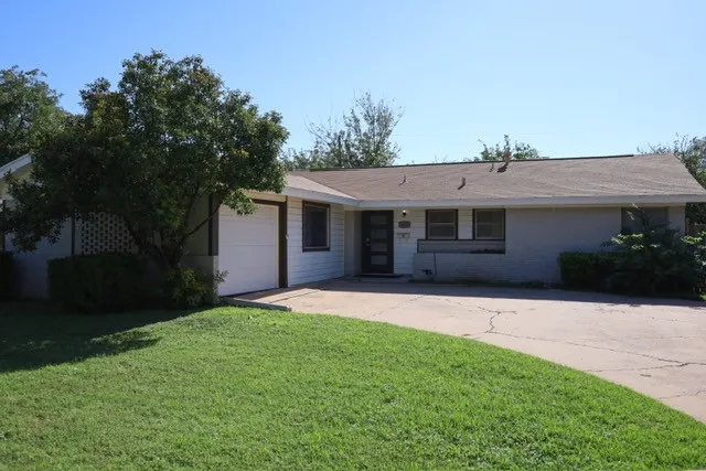 Single Family Residence For Sale in Taylor County , 2417 Sylvan Drive, Abilene, Texas 79605, 3 Bedroom, 2 Bathroom, 1 Garage spaces, 1,990 Sqft, built in 1959, mls#21344864, Real Estate Agent in Abilene, Homes For Sale in Taylor county, Homes For Sale in Abilene, Realtor in Abilene Texas, Real Estate Brokerage Independent Realty Texas, Luminita Cordes Realtor
