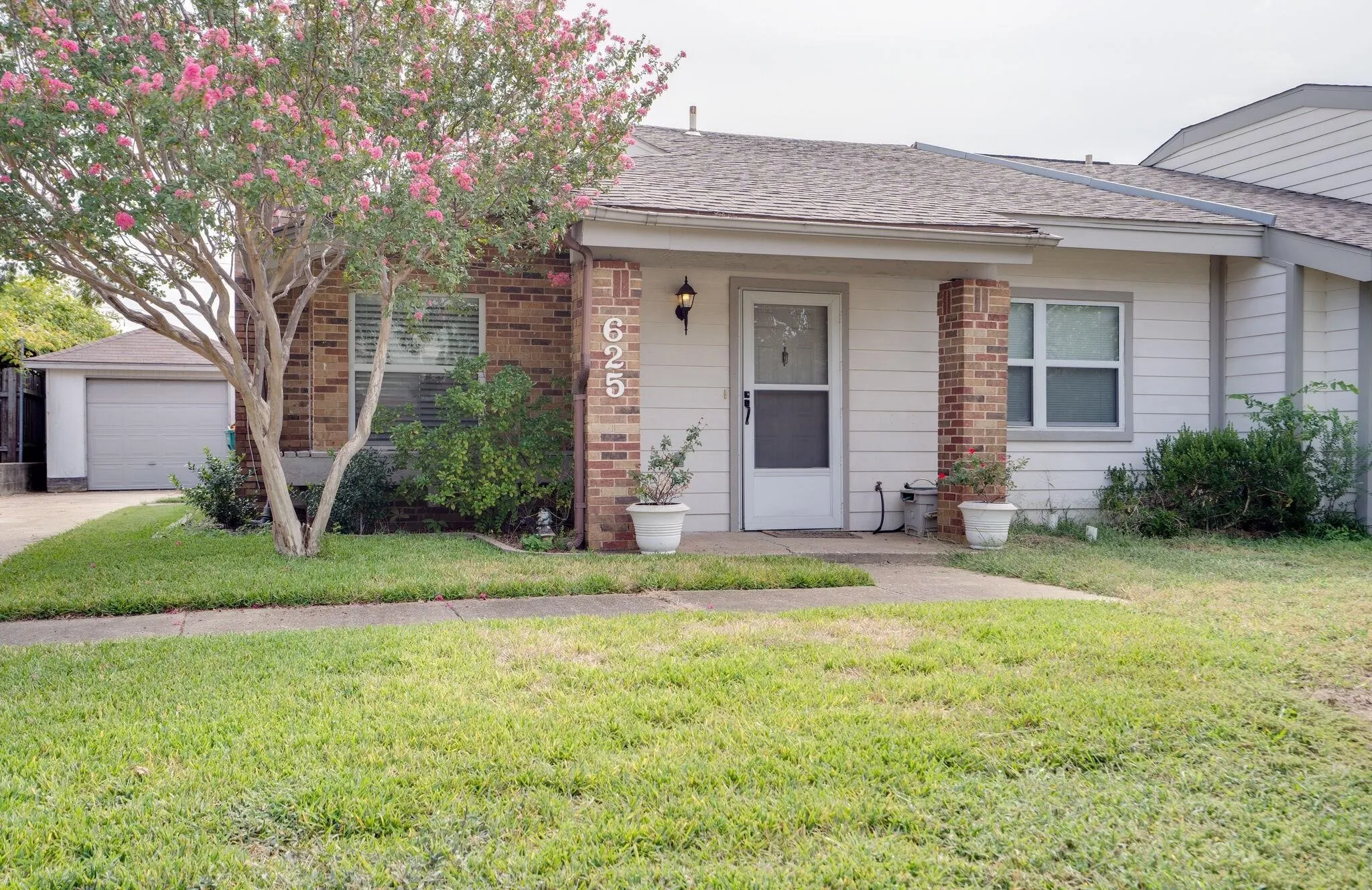 Single Family Residence For Sale in Denton County , 625 Prairie Dell Street, Lewisville, Texas 75067, 2 Bedroom, 2 Bathroom, 1 Garage spaces, 1,118 Sqft, built in 1983, mls#21348327, Real Estate Agent in Lewisville, Homes For Sale in Denton county, Homes For Sale in Lewisville, Realtor in Lewisville Texas, Real Estate Brokerage Independent Realty Texas, Luminita Cordes Realtor