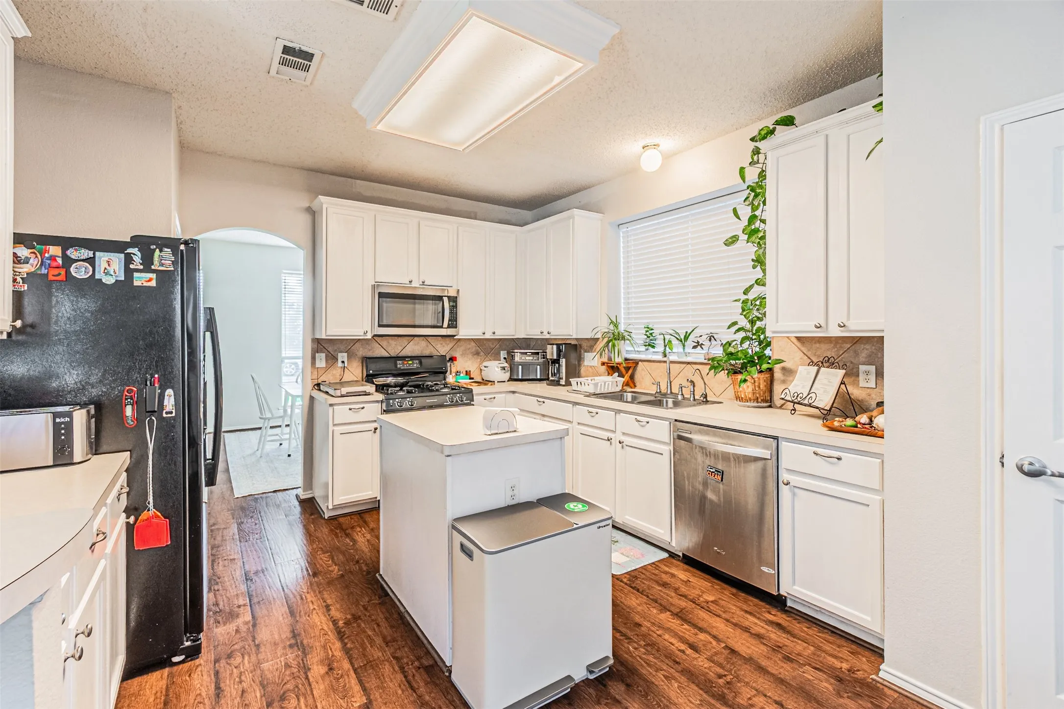 Island, gas, huge pantry