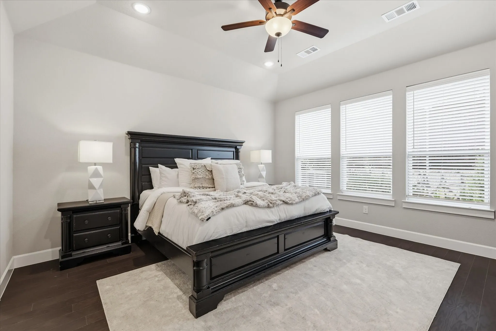 Vaulted ceiling with recessed lighting and a ceiling fan