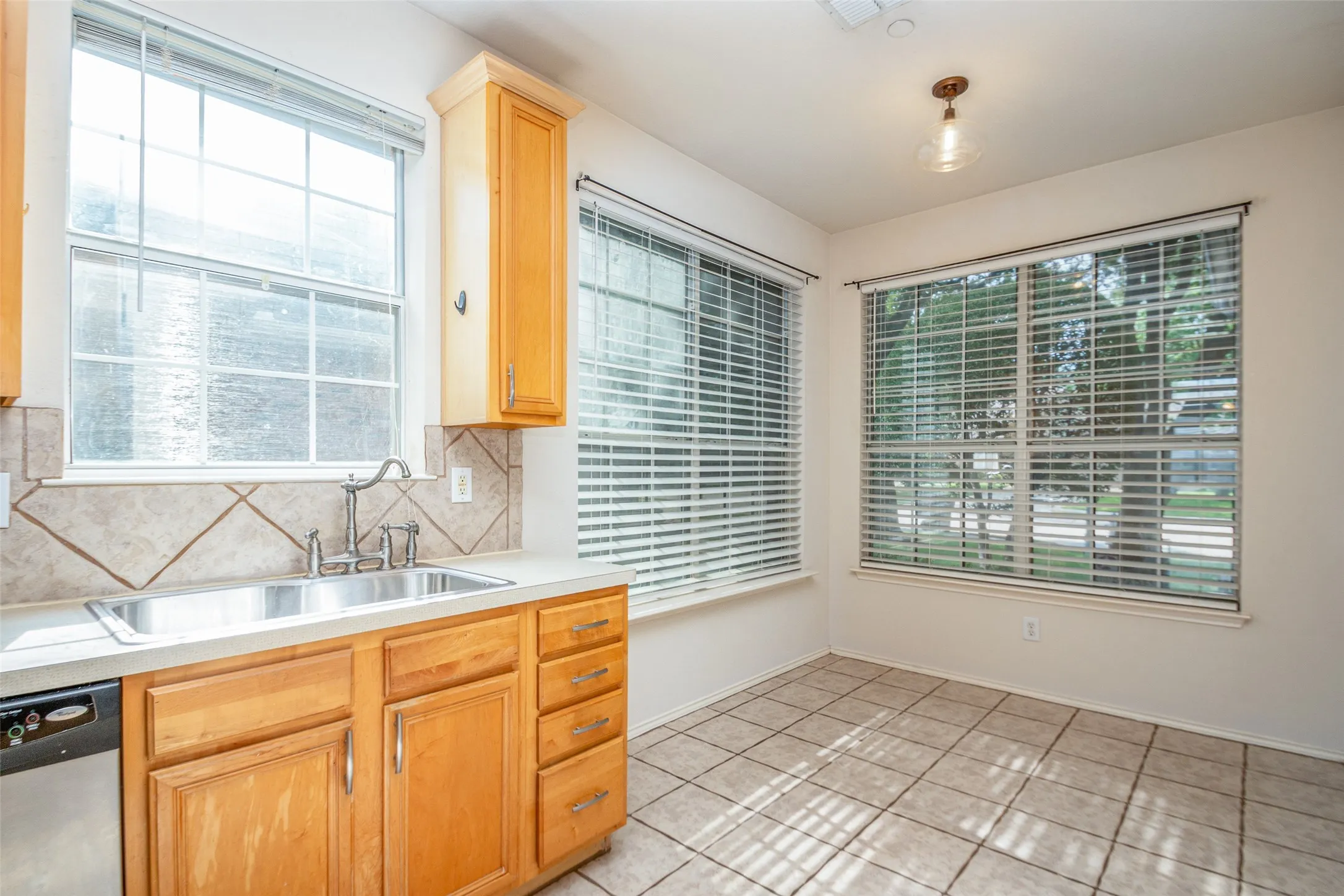 Townhouse For Rent in Denton County , 7049 Van Gogh Drive, Plano, Texas 75093, 3 Bedroom, 4 Bathroom, 2 Garage spaces, 1,939 Sqft, built in 2001, mls#21348360, Real Estate Agent in Plano, Homes For Rent in Denton county, Homes For Rent in Plano, Realtor in Plano Texas, Real Estate Brokerage Independent Realty Texas, Luminita Cordes Realtor