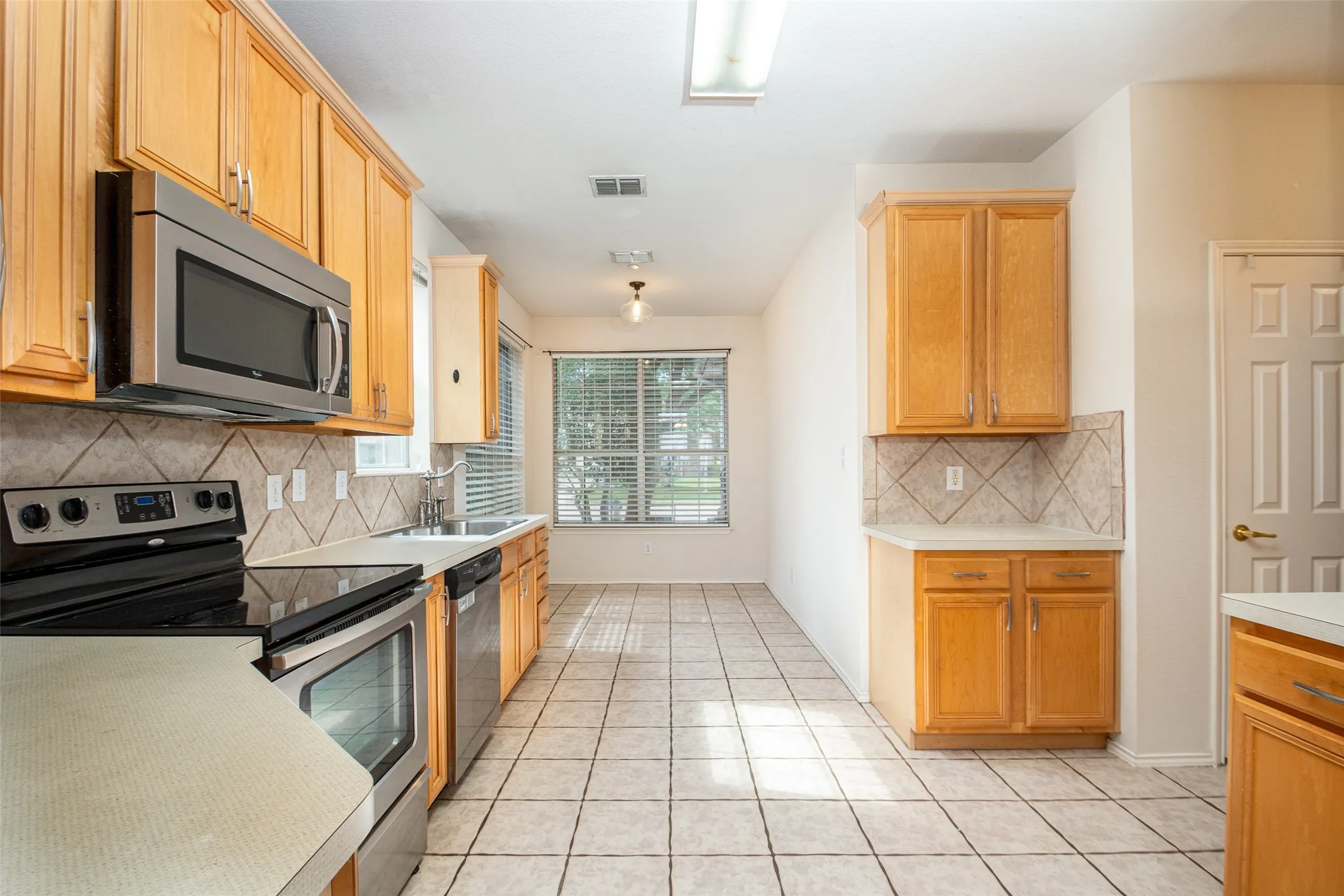 Townhouse For Rent in Denton County , 7049 Van Gogh Drive, Plano, Texas 75093, 3 Bedroom, 4 Bathroom, 2 Garage spaces, 1,939 Sqft, built in 2001, mls#21348360, Real Estate Agent in Plano, Homes For Rent in Denton county, Homes For Rent in Plano, Realtor in Plano Texas, Real Estate Brokerage Independent Realty Texas, Luminita Cordes Realtor