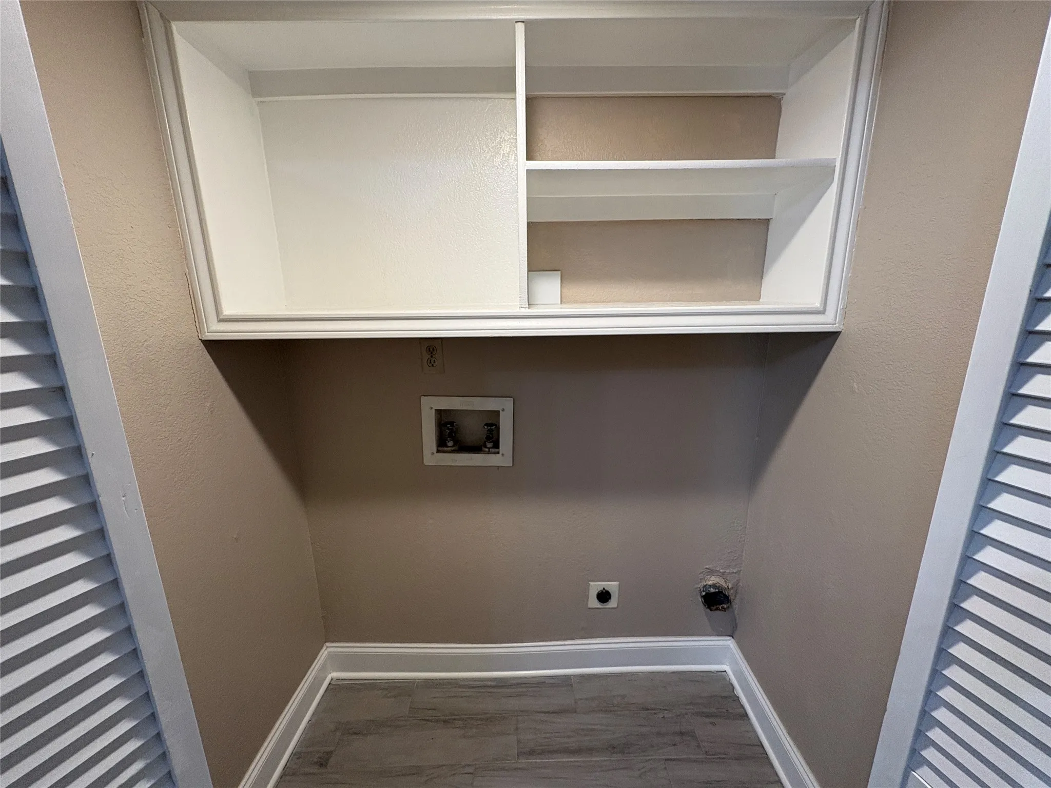 Full size washer & dryer area