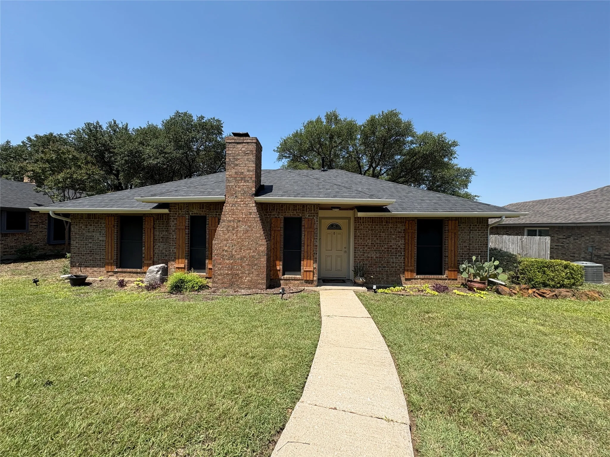 Single Family Residence For Rent in Denton County , 2000 Azalea Street, Denton, Texas 76205, 3 Bedroom, 2 Bathroom, 2 Garage spaces, 1,336 Sqft, built in 1983, mls#21348282, Real Estate Agent in Denton, Homes For Rent in Denton county, Homes For Rent in Denton, Realtor in Denton Texas, Real Estate Brokerage Independent Realty Texas, Luminita Cordes Realtor