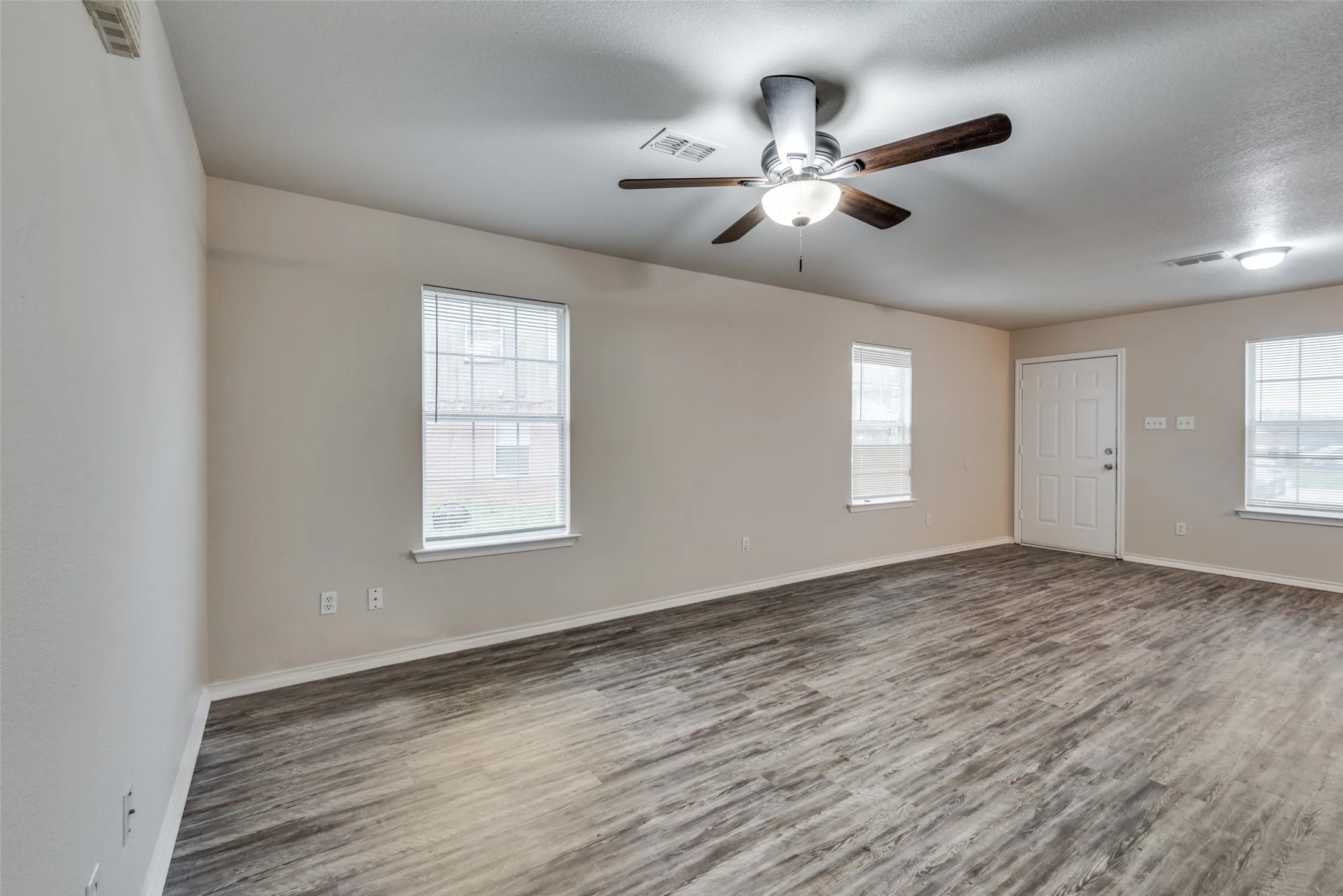 Duplex For Rent in Tarrant County , 321 Queens Court S B, Mansfield, Texas 76063, 3 Bedroom, 2 Bathroom, Garage spaces, 1,176 Sqft, built in 2005, mls#21344655, Real Estate Agent in Mansfield, Homes For Rent in Tarrant county, Homes For Rent in Mansfield, Realtor in Mansfield Texas, Real Estate Brokerage Independent Realty Texas, Luminita Cordes Realtor