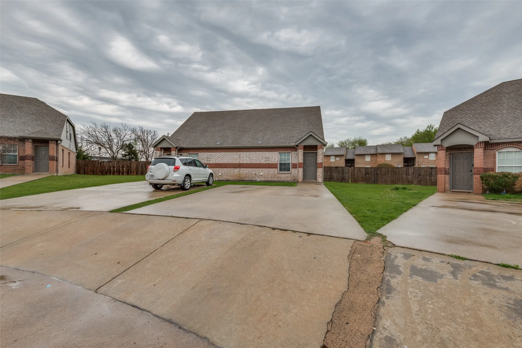 Duplex For Rent in Tarrant County , 321 Queens Court S B, Mansfield, Texas 76063, 3 Bedroom, 2 Bathroom, Garage spaces, 1,176 Sqft, built in 2005, mls#21344655, Real Estate Agent in Mansfield, Homes For Rent in Tarrant county, Homes For Rent in Mansfield, Realtor in Mansfield Texas, Real Estate Brokerage Independent Realty Texas, Luminita Cordes Realtor