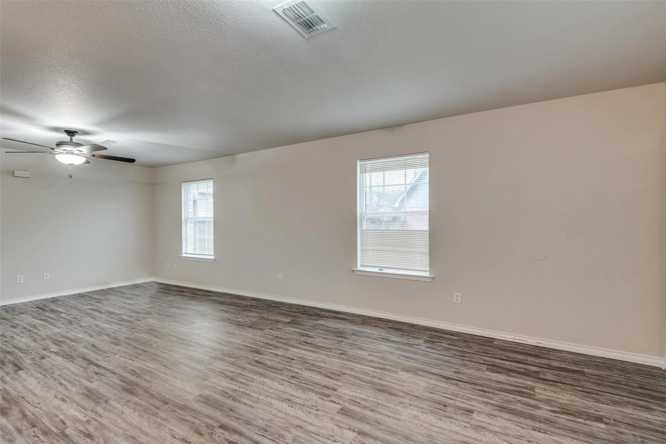 Duplex For Rent in Tarrant County , 321 Queens Court S B, Mansfield, Texas 76063, 3 Bedroom, 2 Bathroom, Garage spaces, 1,176 Sqft, built in 2005, mls#21344655, Real Estate Agent in Mansfield, Homes For Rent in Tarrant county, Homes For Rent in Mansfield, Realtor in Mansfield Texas, Real Estate Brokerage Independent Realty Texas, Luminita Cordes Realtor