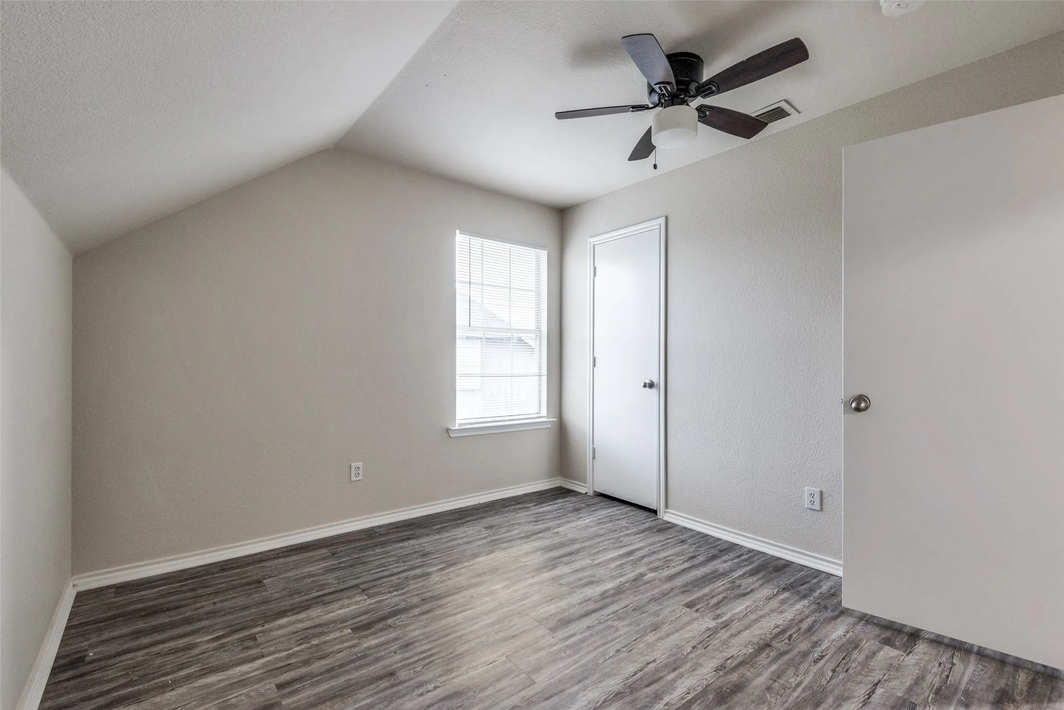 Duplex For Rent in Tarrant County , 321 Queens Court S B, Mansfield, Texas 76063, 3 Bedroom, 2 Bathroom, Garage spaces, 1,176 Sqft, built in 2005, mls#21344655, Real Estate Agent in Mansfield, Homes For Rent in Tarrant county, Homes For Rent in Mansfield, Realtor in Mansfield Texas, Real Estate Brokerage Independent Realty Texas, Luminita Cordes Realtor