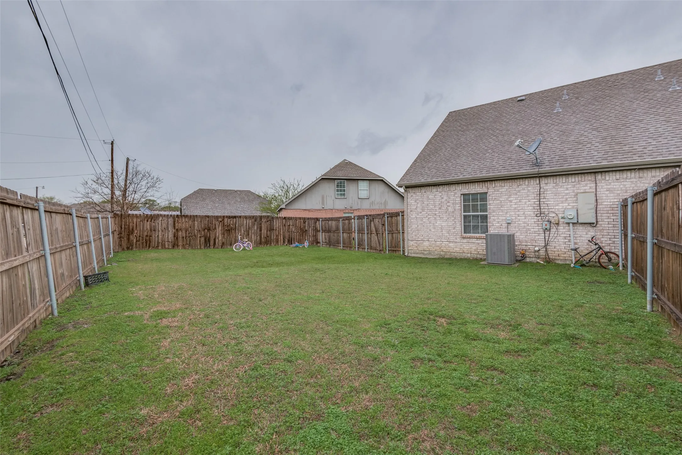 Duplex For Rent in Tarrant County , 321 Queens Court S B, Mansfield, Texas 76063, 3 Bedroom, 2 Bathroom, Garage spaces, 1,176 Sqft, built in 2005, mls#21344655, Real Estate Agent in Mansfield, Homes For Rent in Tarrant county, Homes For Rent in Mansfield, Realtor in Mansfield Texas, Real Estate Brokerage Independent Realty Texas, Luminita Cordes Realtor