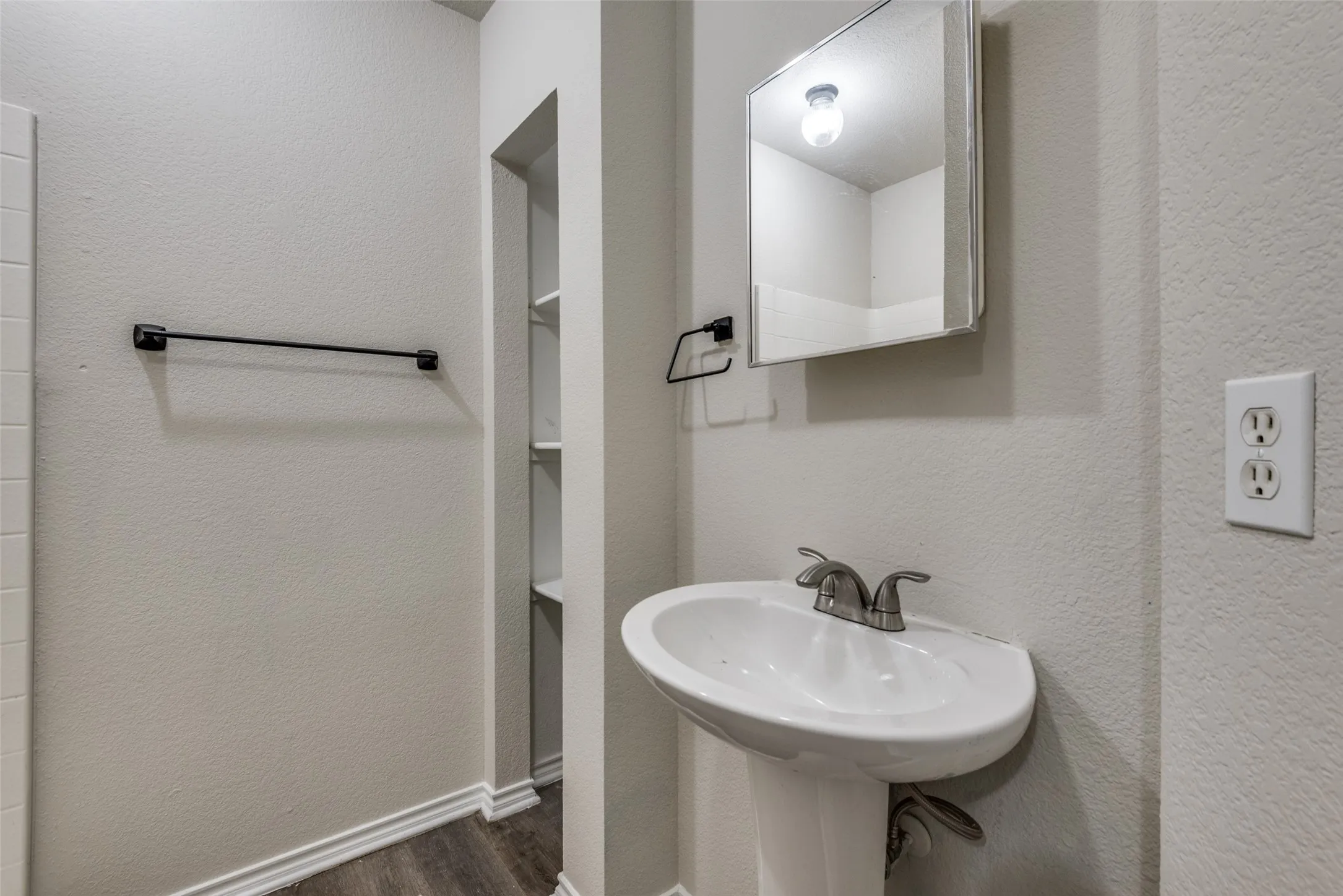 Duplex For Rent in Tarrant County , 321 Queens Court S B, Mansfield, Texas 76063, 3 Bedroom, 2 Bathroom, Garage spaces, 1,176 Sqft, built in 2005, mls#21344655, Real Estate Agent in Mansfield, Homes For Rent in Tarrant county, Homes For Rent in Mansfield, Realtor in Mansfield Texas, Real Estate Brokerage Independent Realty Texas, Luminita Cordes Realtor