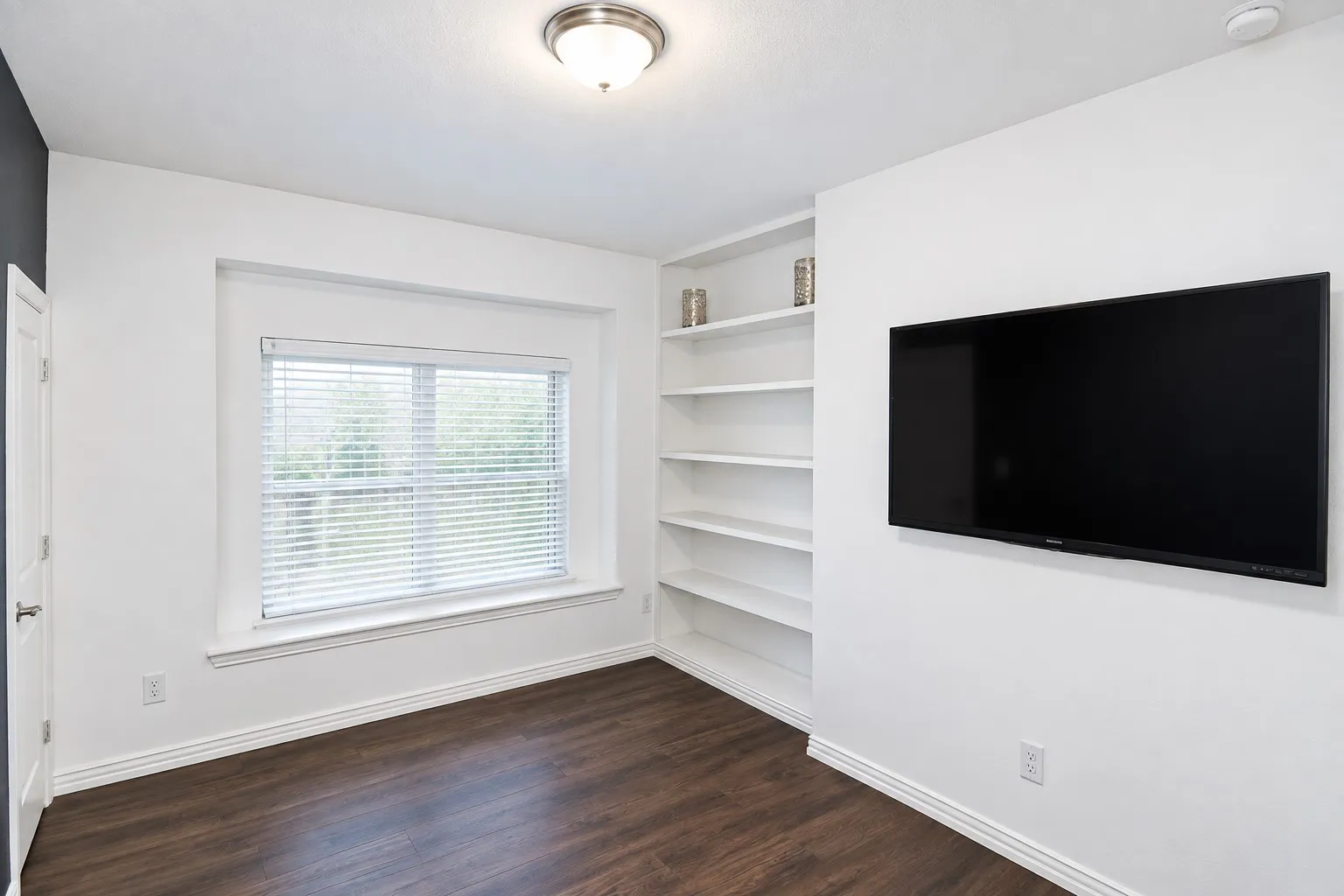 7th bedroom that can also be used as a 1st floor office.
