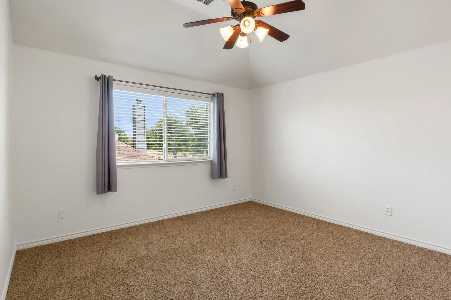 Single Family Residence For Sale in Collin County , 9627 Crown Ridge Drive, Frisco, Texas 75035, 4 Bedroom, 3 Bathroom, 2 Garage spaces, 3,186 Sqft, built in 2009, mls#21348333, Real Estate Agent in Frisco, Homes For Sale in Collin county, Homes For Sale in Frisco, Realtor in Frisco Texas, Real Estate Brokerage Independent Realty Texas, Luminita Cordes Realtor