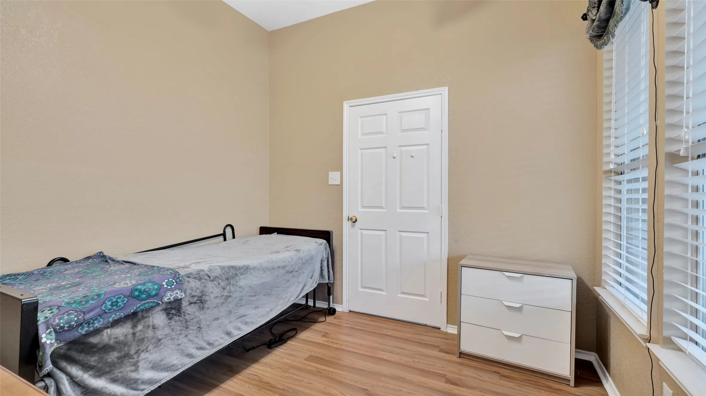Wood-finish flooring with neutral wall paint
