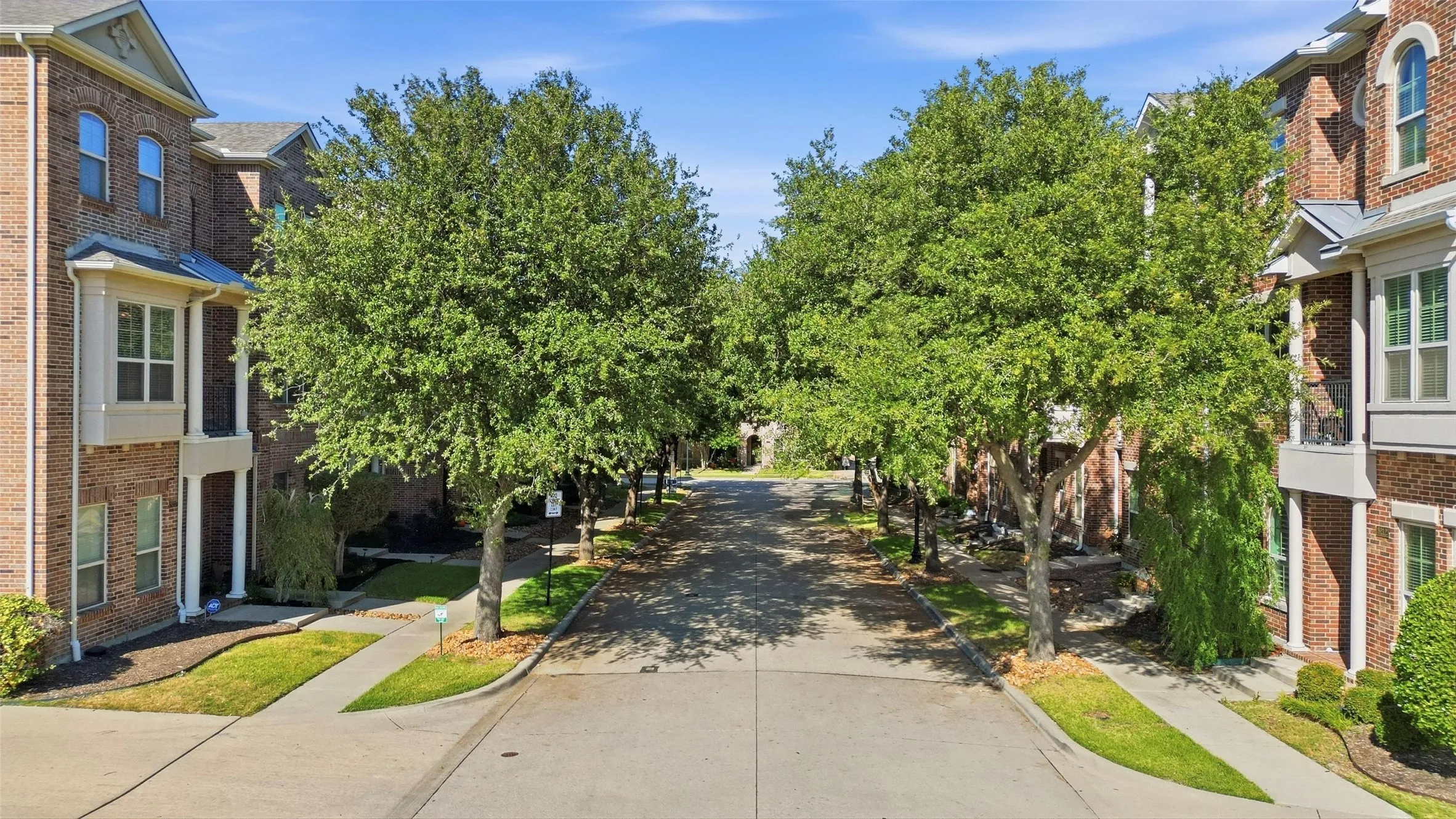 Townhouse For Sale in Collin County , 8233 Short Street, Frisco, Texas 75034, 2 Bedroom, 3 Bathroom, 2 Garage spaces, 1,957 Sqft, built in 2008, mls#21347622, Real Estate Agent in Frisco, Homes For Sale in Collin county, Homes For Sale in Frisco, Realtor in Frisco Texas, Real Estate Brokerage Independent Realty Texas, Luminita Cordes Realtor