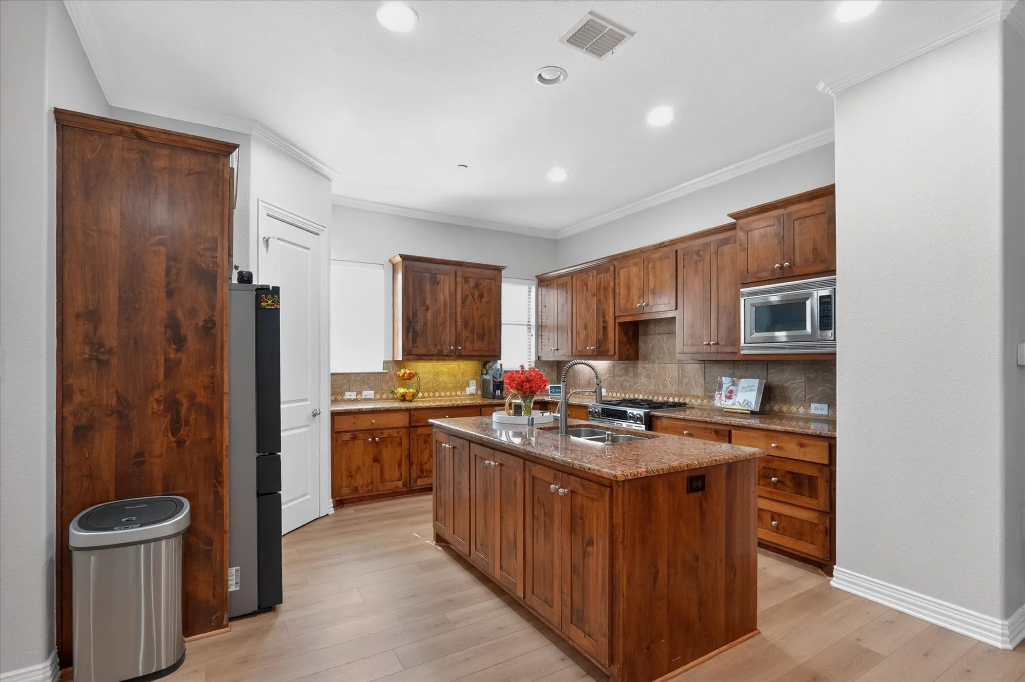 Townhouse For Sale in Collin County , 8233 Short Street, Frisco, Texas 75034, 2 Bedroom, 3 Bathroom, 2 Garage spaces, 1,957 Sqft, built in 2008, mls#21347622, Real Estate Agent in Frisco, Homes For Sale in Collin county, Homes For Sale in Frisco, Realtor in Frisco Texas, Real Estate Brokerage Independent Realty Texas, Luminita Cordes Realtor