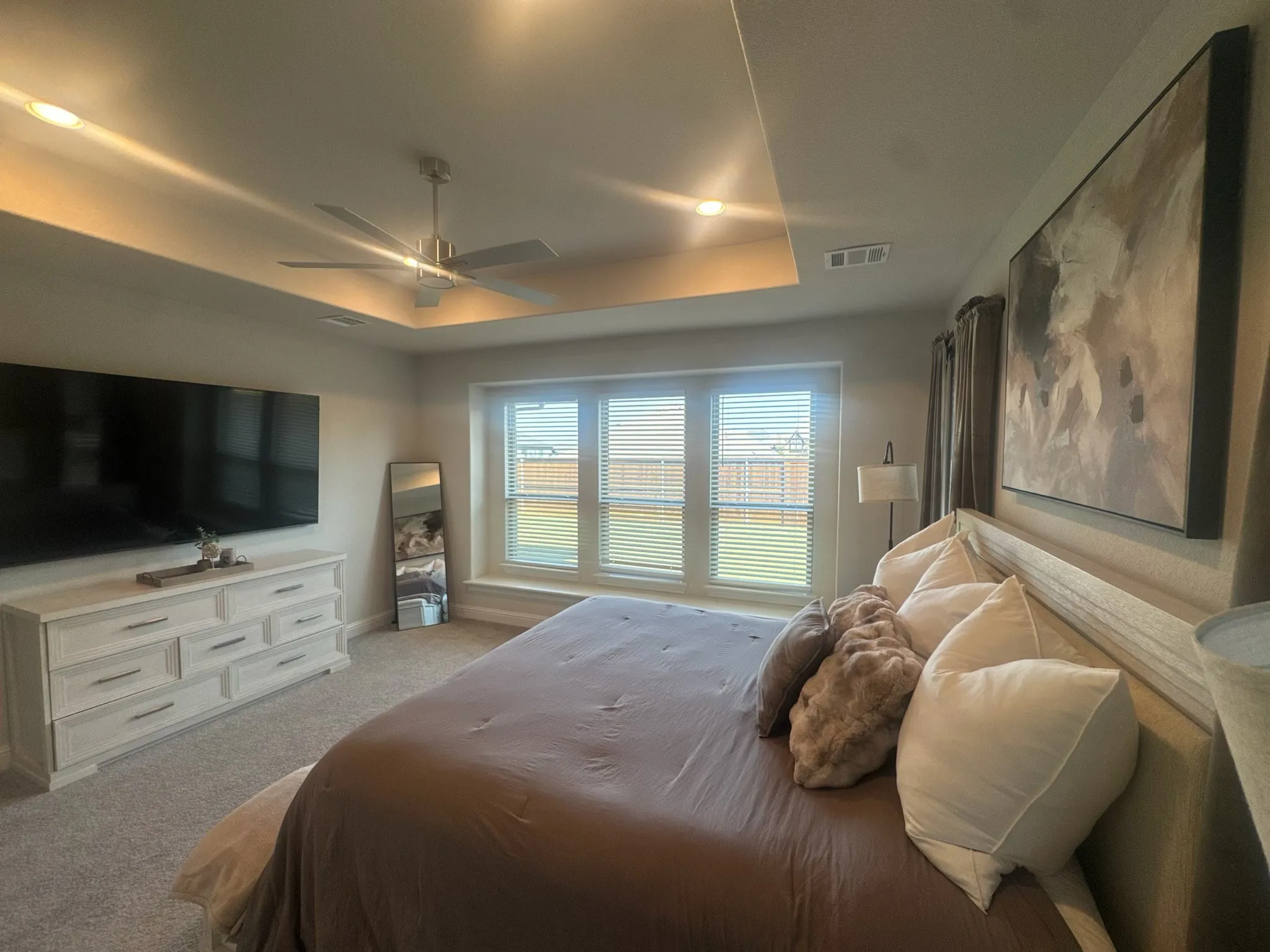 Tray ceiling with recessed lighting and a ceiling fan