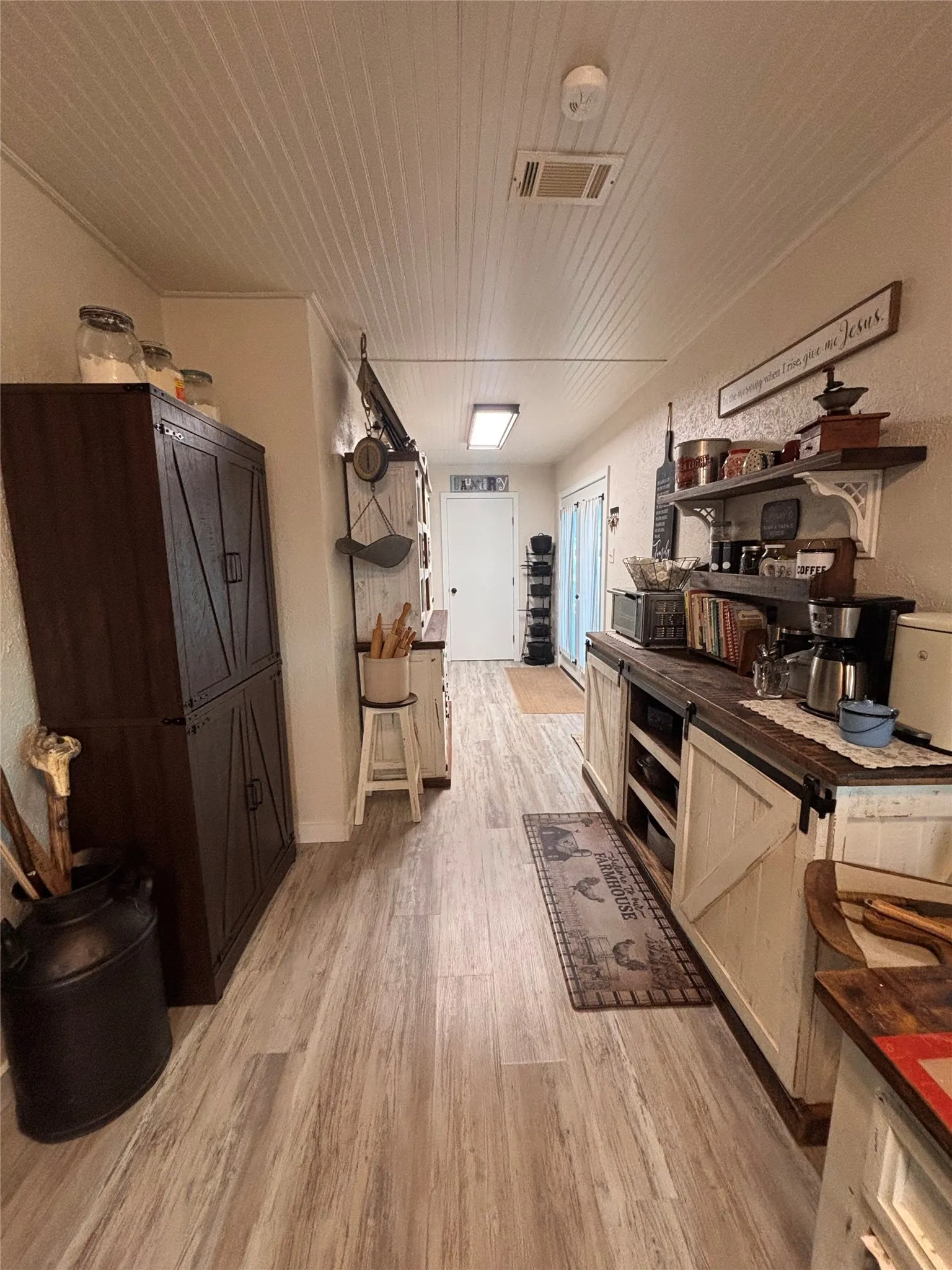 Single Family Residence For Sale in Denton County , 902 Meadowcreek Street, Krum, Texas 76249, 4 Bedroom, 3 Bathroom, 2 Garage spaces, 2,000 Sqft, built in 1972, mls#21348401, Real Estate Agent in Krum, Homes For Sale in Denton county, Homes For Sale in Krum, Realtor in Krum Texas, Real Estate Brokerage Independent Realty Texas, Luminita Cordes Realtor