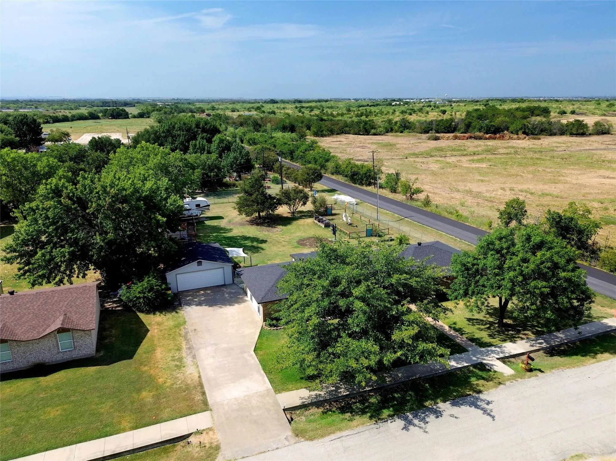 Single Family Residence For Sale in Denton County , 902 Meadowcreek Street, Krum, Texas 76249, 4 Bedroom, 3 Bathroom, 2 Garage spaces, 2,000 Sqft, built in 1972, mls#21348401, Real Estate Agent in Krum, Homes For Sale in Denton county, Homes For Sale in Krum, Realtor in Krum Texas, Real Estate Brokerage Independent Realty Texas, Luminita Cordes Realtor