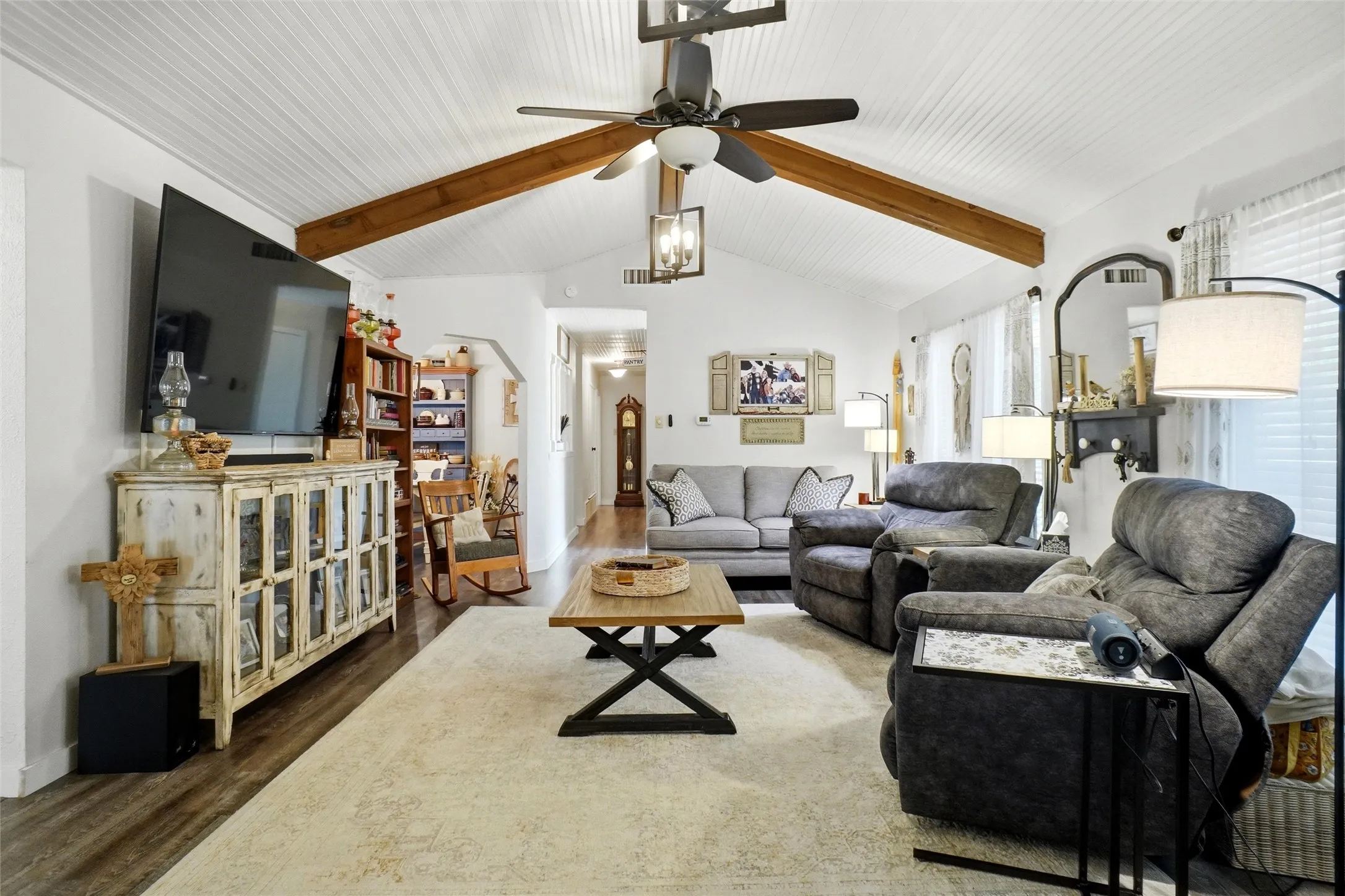 Single Family Residence For Sale in Denton County , 902 Meadowcreek Street, Krum, Texas 76249, 4 Bedroom, 3 Bathroom, 2 Garage spaces, 2,000 Sqft, built in 1972, mls#21348401, Real Estate Agent in Krum, Homes For Sale in Denton county, Homes For Sale in Krum, Realtor in Krum Texas, Real Estate Brokerage Independent Realty Texas, Luminita Cordes Realtor