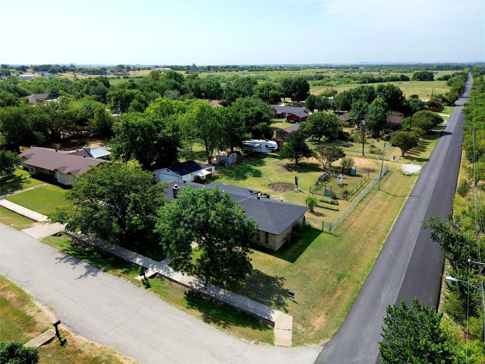 Single Family Residence For Sale in Denton County , 902 Meadowcreek Street, Krum, Texas 76249, 4 Bedroom, 3 Bathroom, 2 Garage spaces, 2,000 Sqft, built in 1972, mls#21348401, Real Estate Agent in Krum, Homes For Sale in Denton county, Homes For Sale in Krum, Realtor in Krum Texas, Real Estate Brokerage Independent Realty Texas, Luminita Cordes Realtor